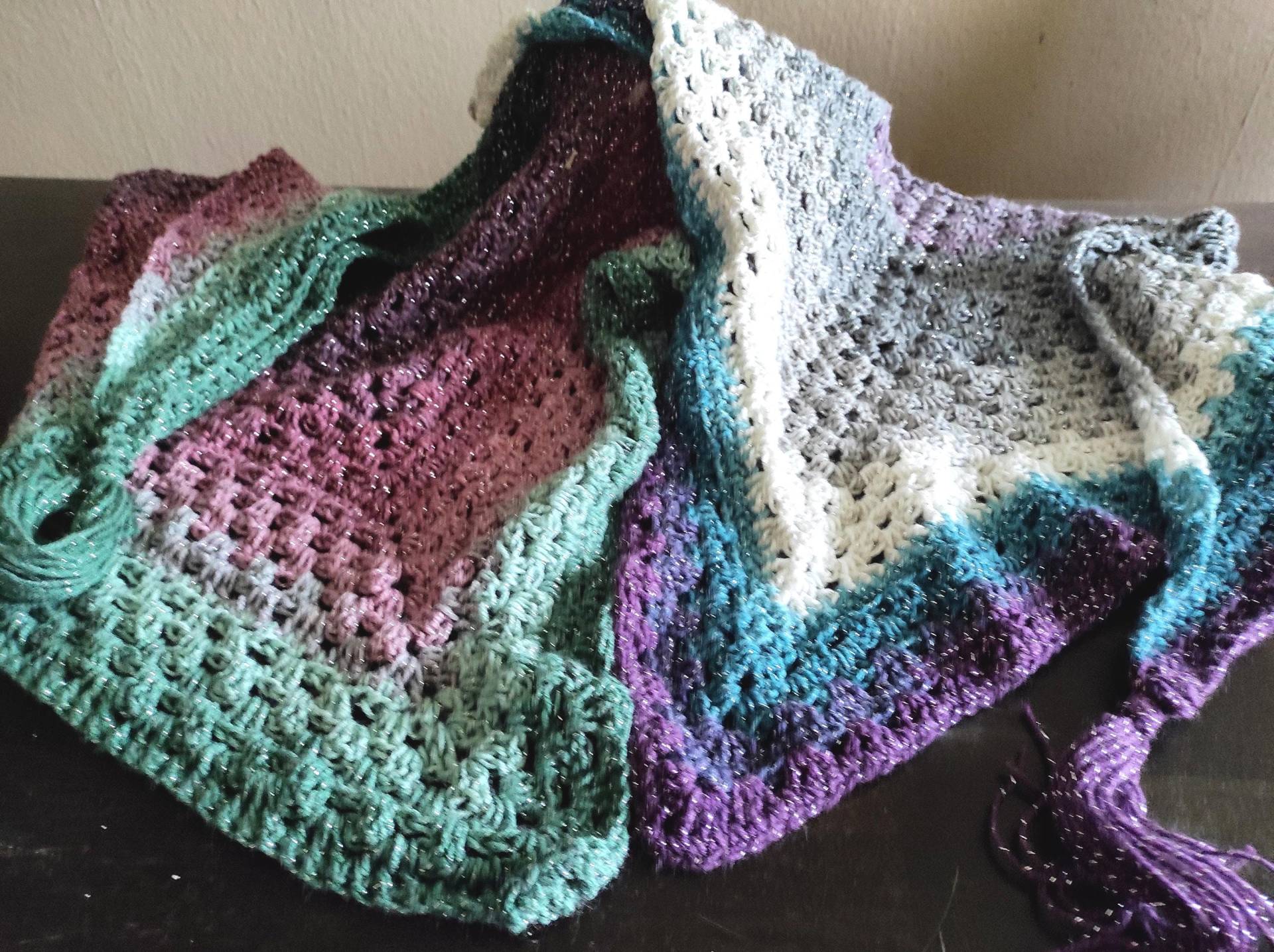 Gehäkeltes Dreieckstuch in Kühlen Farbtönen - Buntes Schultertuch Mit Silbernen Glanzfaden Verschiedenene Farben von BiiienisKunstkorb