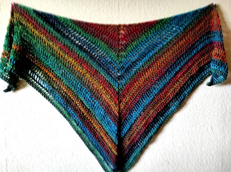 Gehäkeltes Schultertuch "Farbenfeuer" - Großes Dreieckstuch in Buntem Grünem Farbverlauf Kunterbunte Wollstola von BiiienisKunstkorb