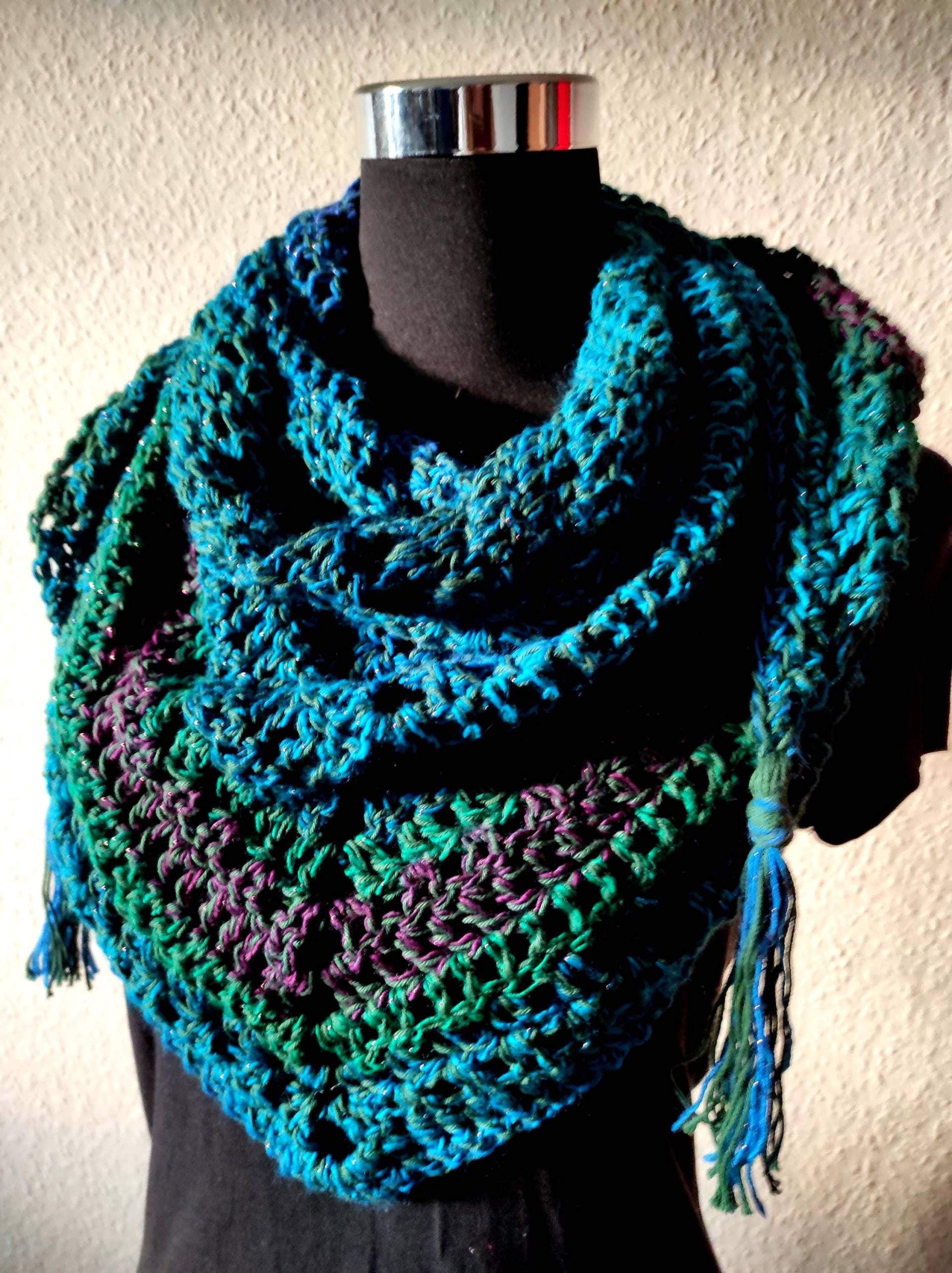 Gehäkeltes Dreieckstuch "Polarlichter" Mit Kupferfarbenem Glanzfaden - Weiches Schultertuch in Dunklem Grün, Blau Und Einem Hauch Rot von BiiienisKunstkorb