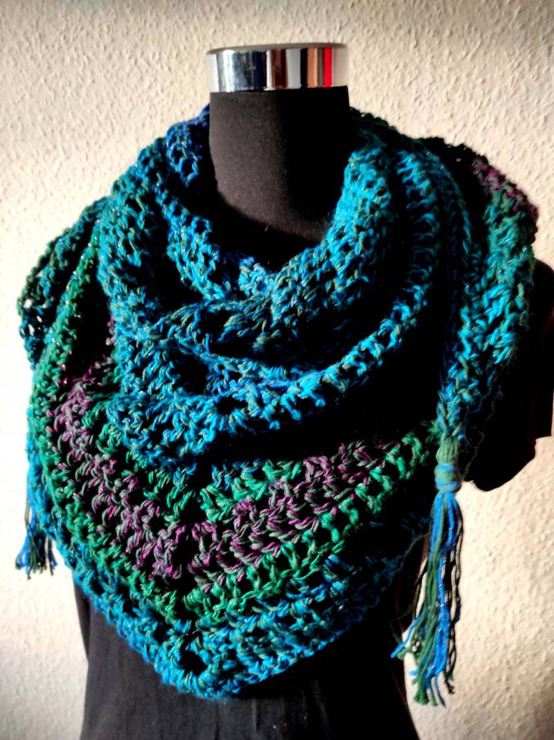 Gehäkeltes Dreieckstuch "Polarlichter" Mit Kupferfarbenem Glanzfaden - Weiches Schultertuch in Dunklem Grün, Blau Und Einem Hauch Rot von BiiienisKunstkorb