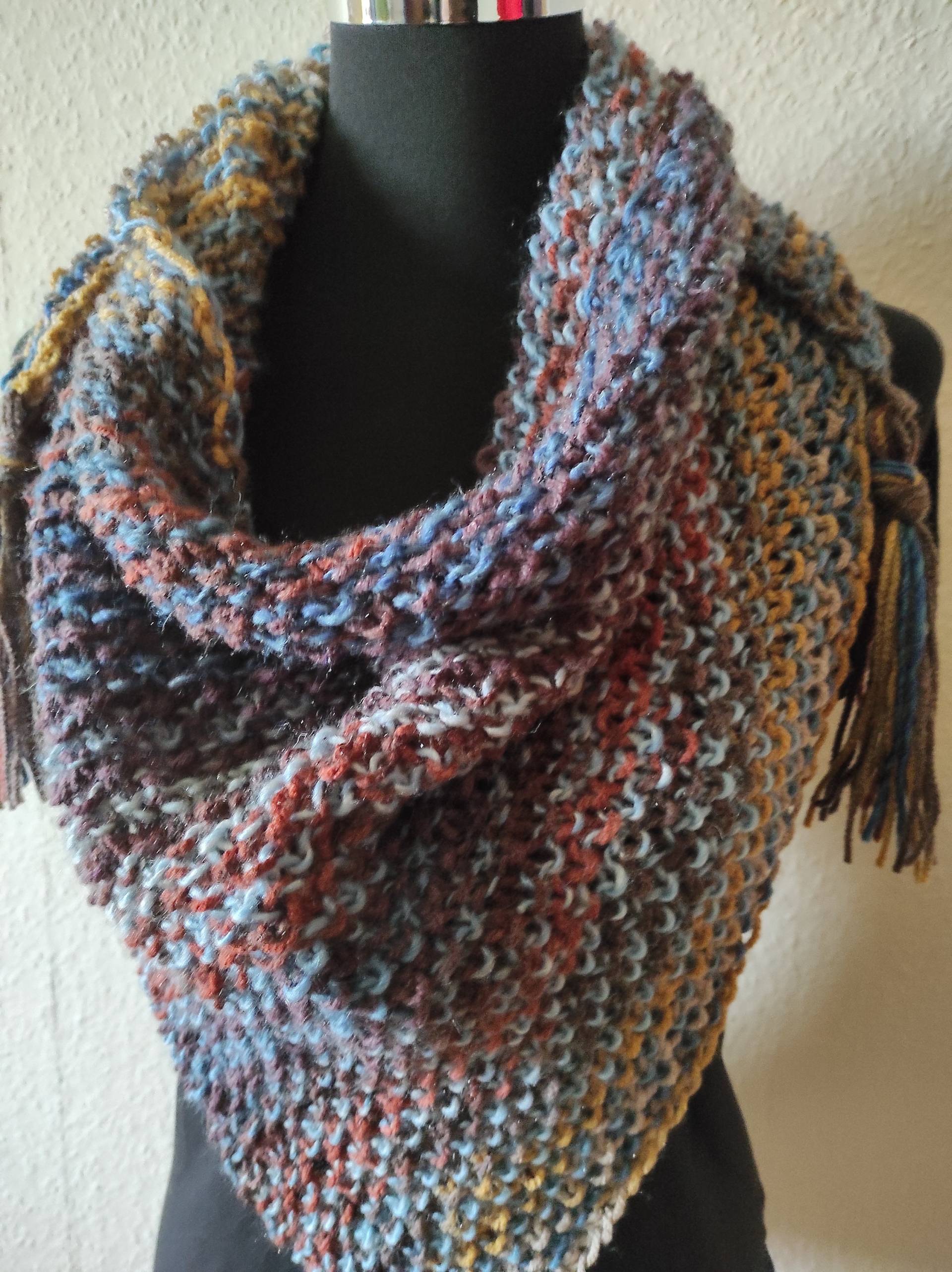 Gestricktes Dreieckstuch in Braunem Und Blauem Farbverlauf - Weiches Stricktuch Erdfarben Mit Fransen Schultertuch von BiiienisKunstkorb