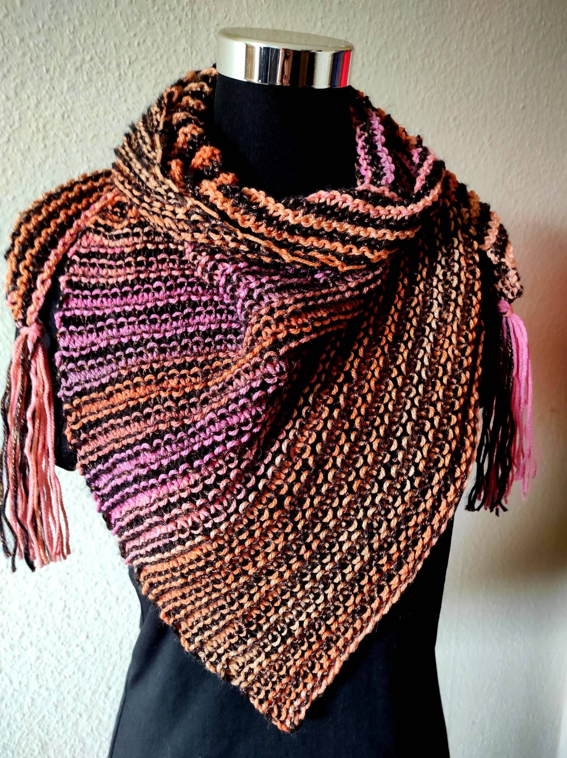 Gestricktes Dreieckstuch in Buntem Farbverlauf - Kunterbuntes Stricktuch Mit Wolle Schultertuch Strickstola von BiiienisKunstkorb