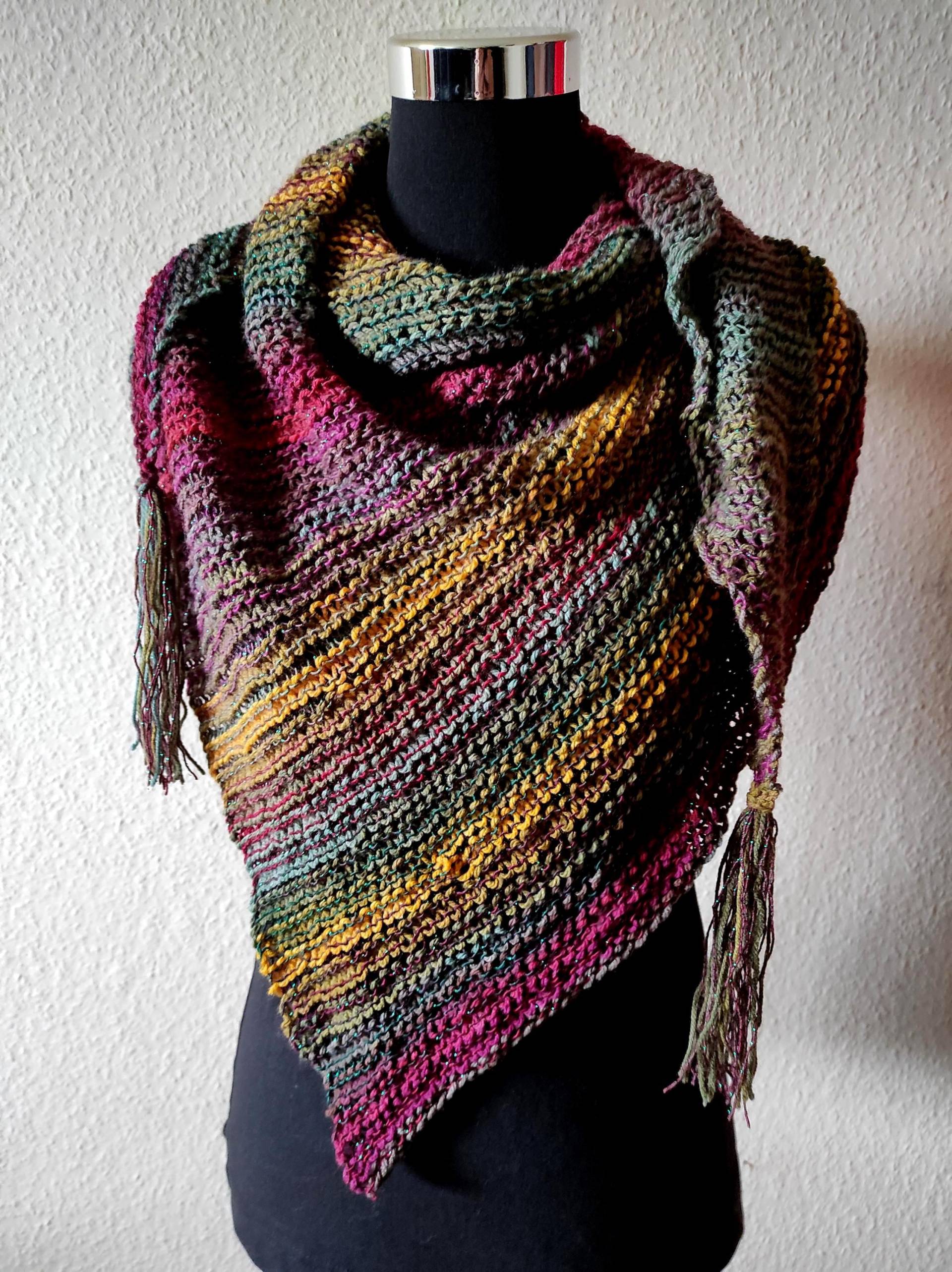 Gestricktes Dreieckstuch in Dunkel Buntem Farbverlauf - Bunte Strickstola Schultertuch Wollschal von BiiienisKunstkorb