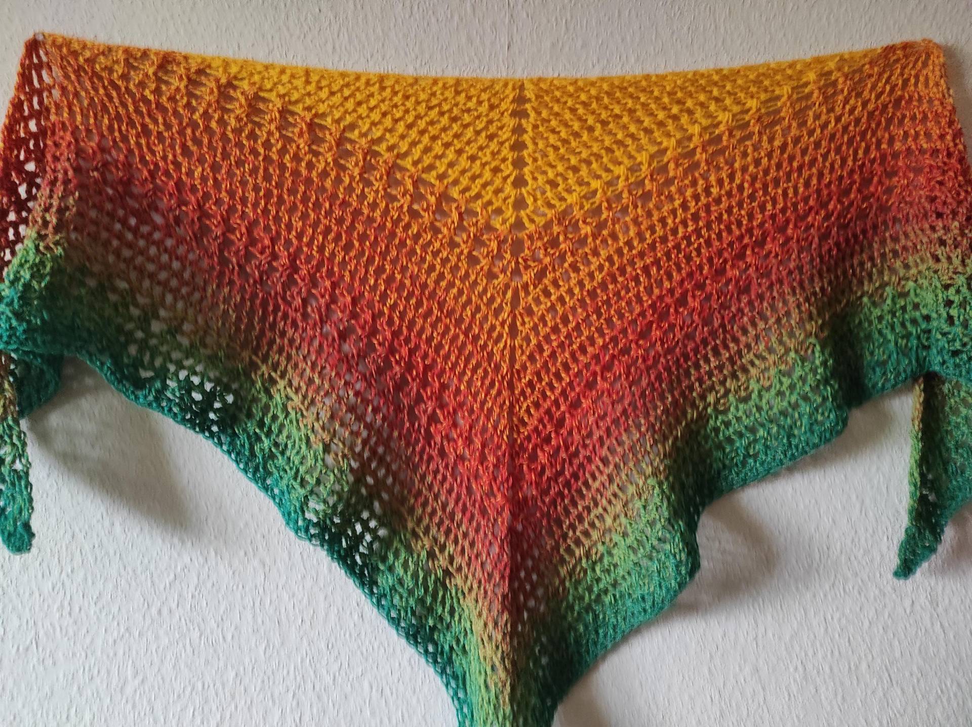 Großes Schultertuch in Orange, Gelb Und Grün - Weiches Dreieckstuch Gehäkelte Wollstola Warmem Farbverlauf von BiiienisKunstkorb