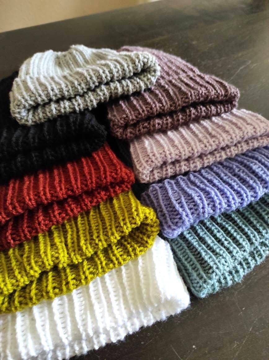 Handgestrickte Hipster Mütze in Verschiedenen Farben - Rippstrickmütze Beanie Damen Und Teenager von BiiienisKunstkorb