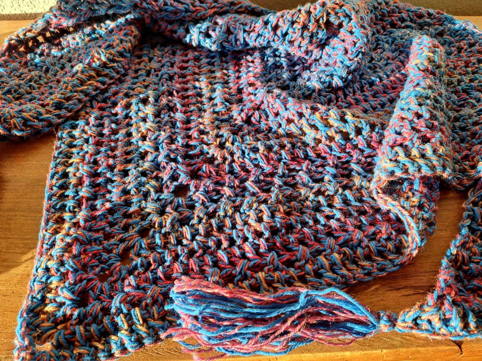 Kunterbunte Wollträume - Gehäkeltes Dreieckstuch in Blau | Rot Und Gelb Meliert Schultertuch von BiiienisKunstkorb