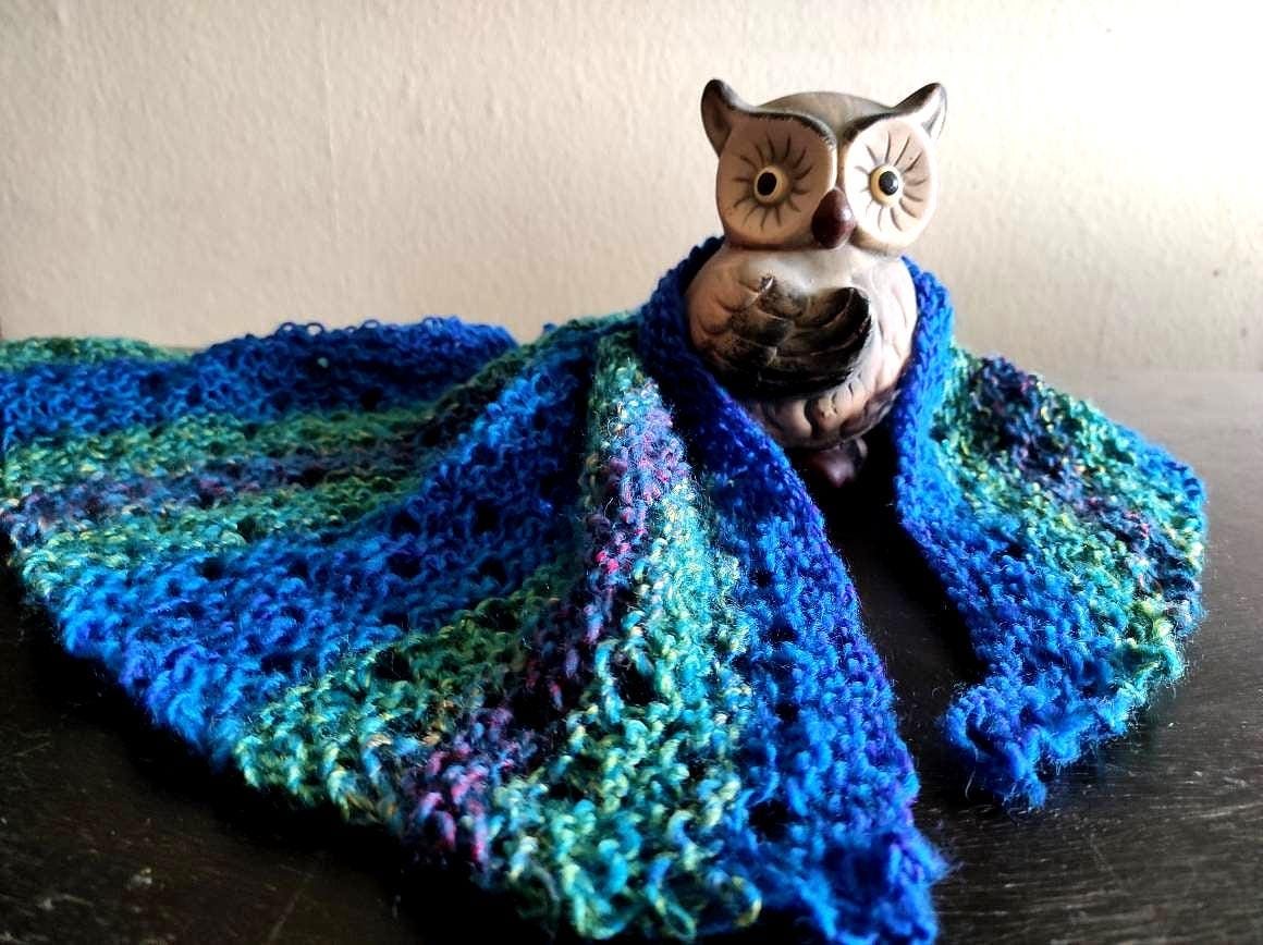 Kunterbunte Wollträume - Gestricktes Dreieckstuch in Blau, Grün, Gelb Und Rot Weiche Stola Halstuch von BiiienisKunstkorb