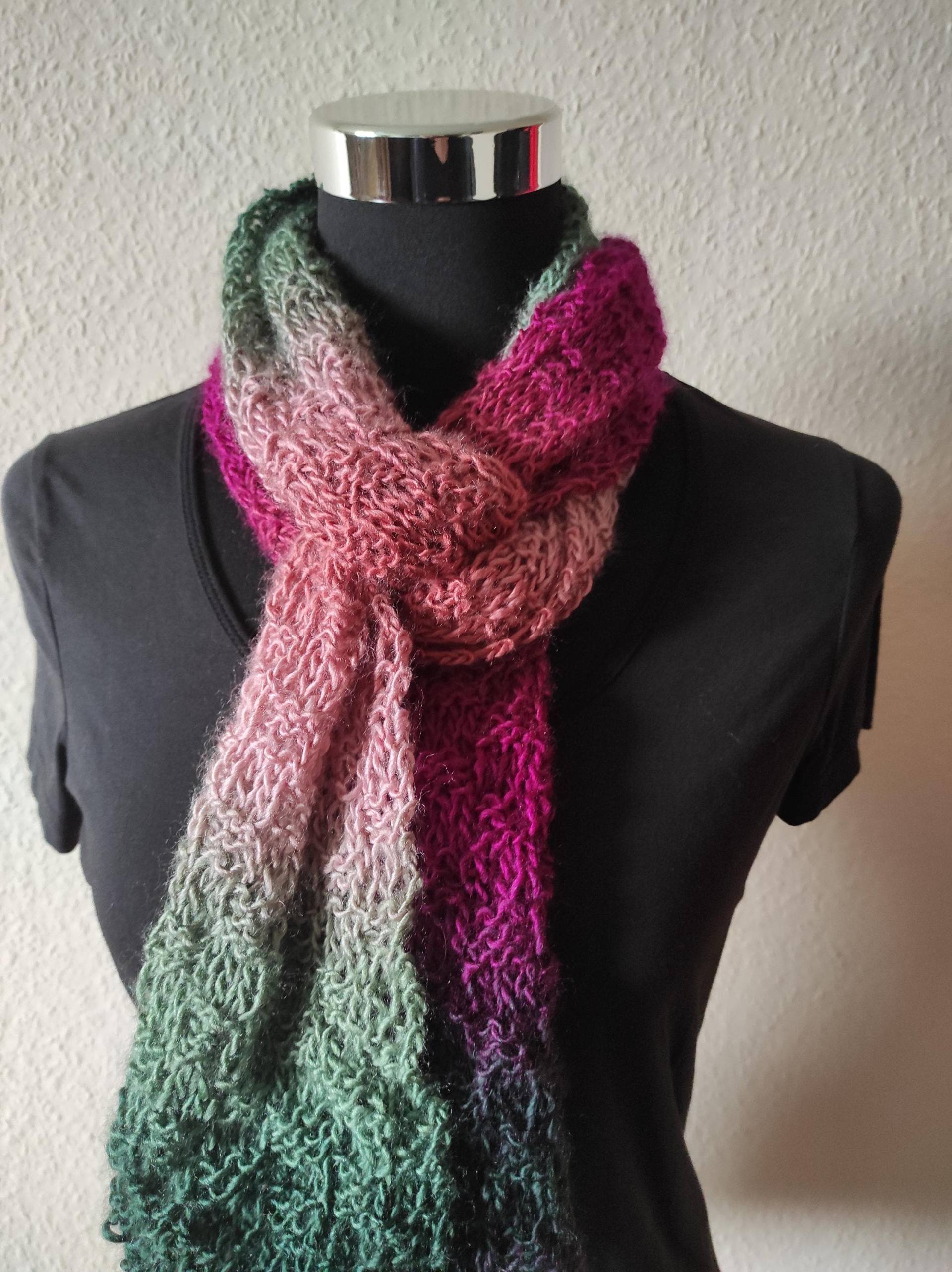 Kunterbunte Wollträume - Weicher Strickschal in Kräftigen Farben Gestrickter Bunter Wollschal von BiiienisKunstkorb