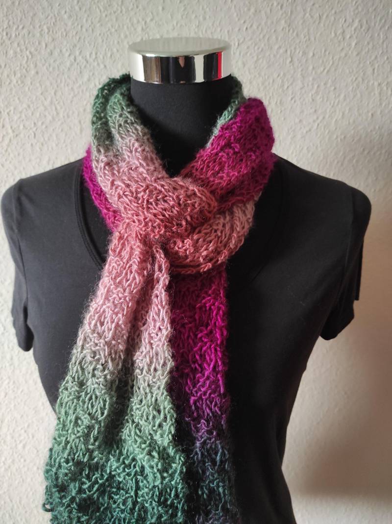 Kunterbunte Wollträume - Weicher Strickschal in Kräftigen Farben Gestrickter Bunter Wollschal von BiiienisKunstkorb