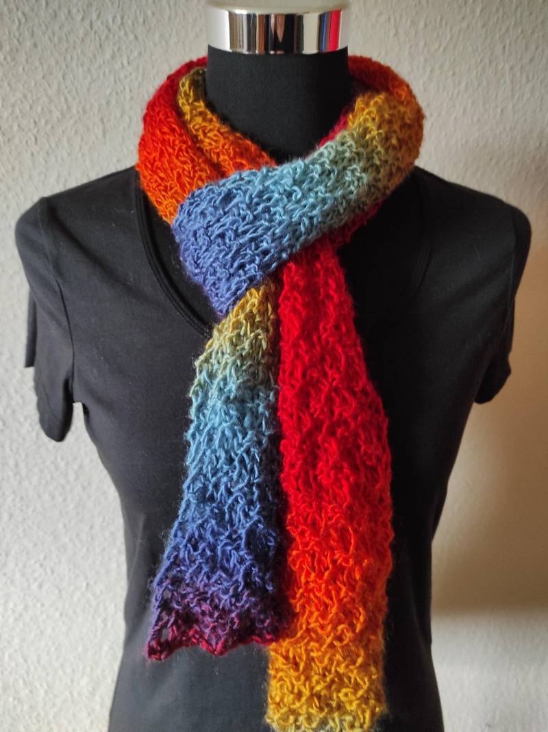 Kunterbunte Wollträume - Weicher Strickschal in Kräftigen Farben Gestrickter Bunter Wollschal von BiiienisKunstkorb