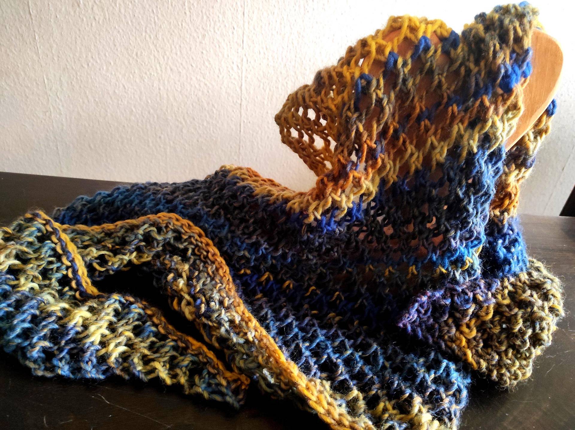 Rustikale Gestrickte Dreieckstücher Aus Warmen Wollgarn - Wollstola Buntes Halstuch Gestricktes Schultertuch Zwei Modelle von BiiienisKunstkorb