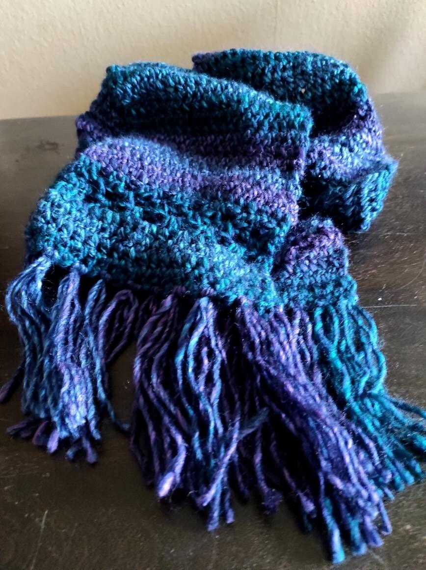 Warmer Häkelschal in Blautönen - Fransenschal Wollschal Winterstola von BiiienisKunstkorb