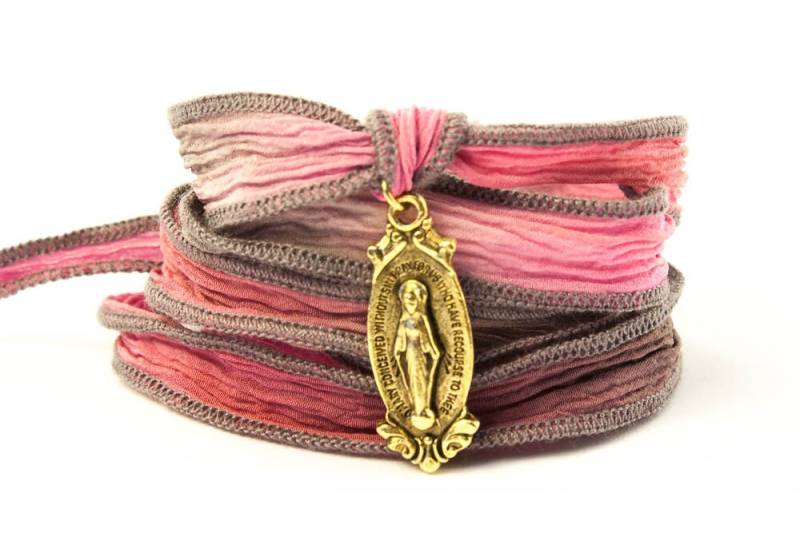 Jungfrau Maria Armband, Seide Wickeln Schmuck, Religiösen Schmuck Geschenk Für Teenager, Inspirierende Ombre Ribbon, Wundertätige Medaille - Mdd von BijouBands