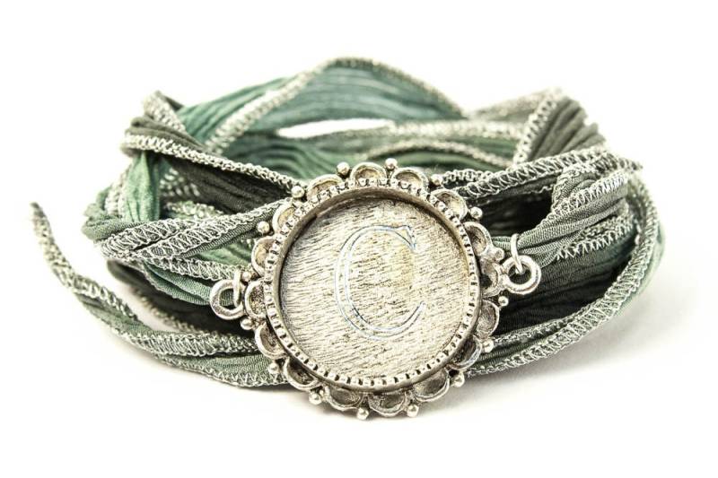 Monogram Orante Schmuck, Seide Wickeln Armband, Umweltfreundlich, Boho-Chic, Wrap Yoga-Schmuck, Custom Erste Schmuck - Olpc von BijouBands