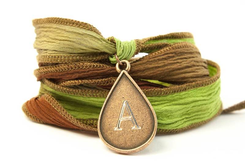 Monogram Teardrop Schmuck, Seide Wickeln Armband, Umweltfreundlich, Boho-Chic, Wrap Yoga-Schmuck, Custom Erste Schmuck - Oftd von BijouBands