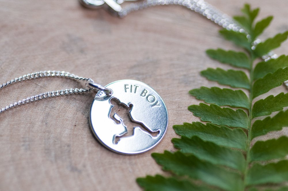 Fit Boy Anhänger Halskette Geschenk Für Freund, Läufer, Silber Halskette, Sport Schmuck, Bester Freund Geschenk, Laufende Buddy Schmuck von BijouMadeForYou
