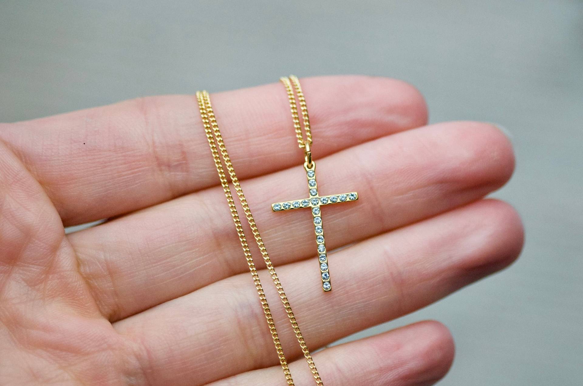 Swarovski Kreuz Anhänger 24K, Zarte Charm Halskette, 24K Kristall Halskette Christlicher Schmuck, Erstkommunion Geschenk Schmuck von BijouMadeForYou