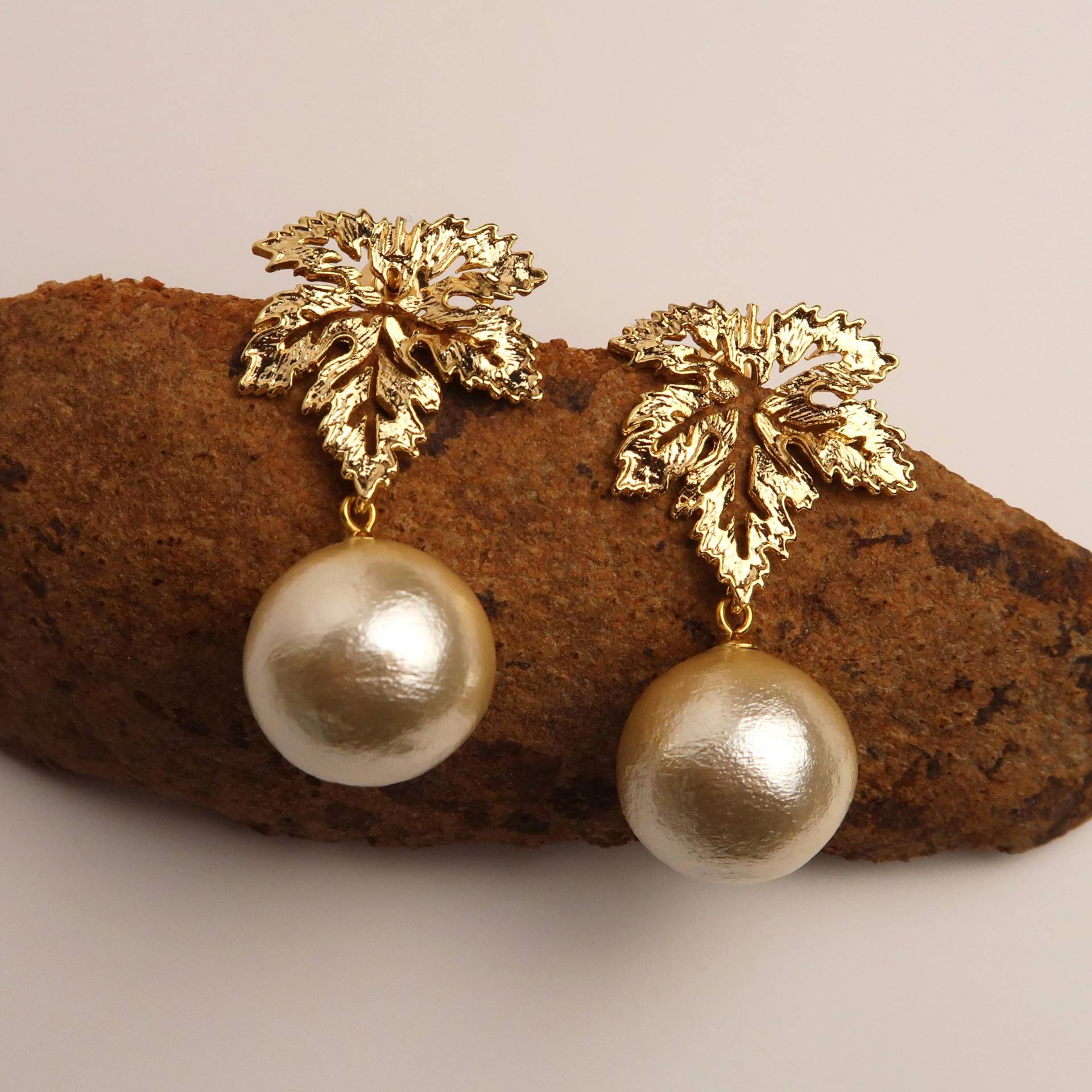 Aubrie - Herbstliche Blatt Ohrringe | 18K Vergoldete Statement Mit Baumwollperle Eleganter Herbst Schmuck von BijouMinuMinu