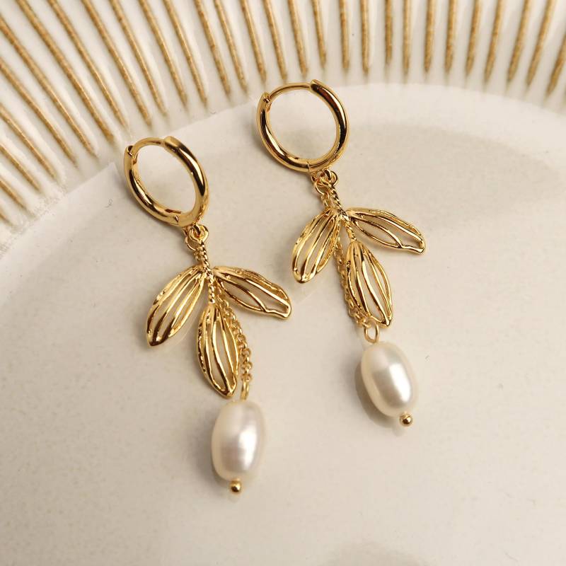 Caria - 18K Vergoldete Blatt Hängeohrringe Mit Süßwasserperlen | Elegante Huggies Naturinspiriertem Anhänger von BijouMinuMinu