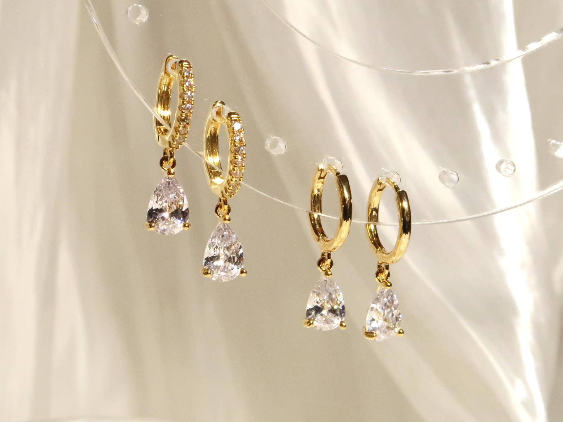 Carla - 18K Vergoldete Tropfen Ohrringe in Gold & Silber | Zierliche Huggies Mit Zirkon von BijouMinuMinu