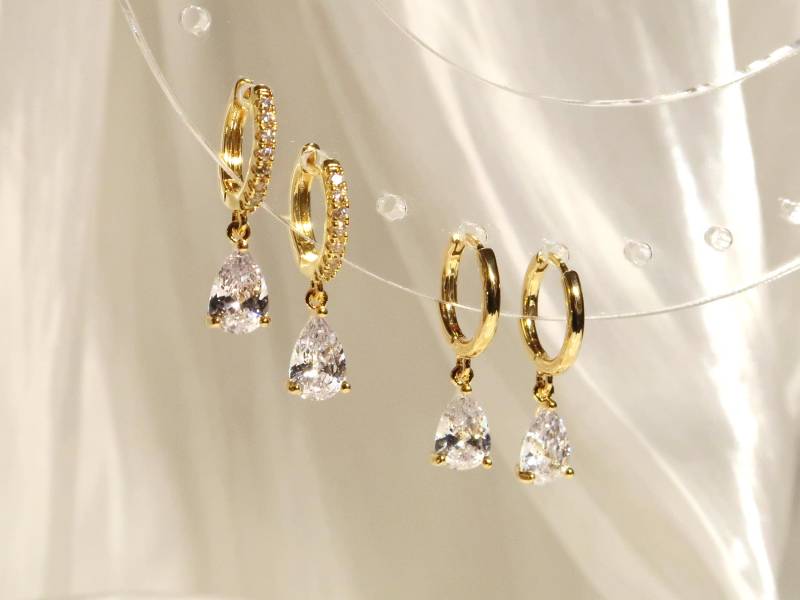 Carla - 18K Vergoldete Tropfen Ohrringe in Gold & Silber | Zierliche Huggies Mit Zirkon von BijouMinuMinu