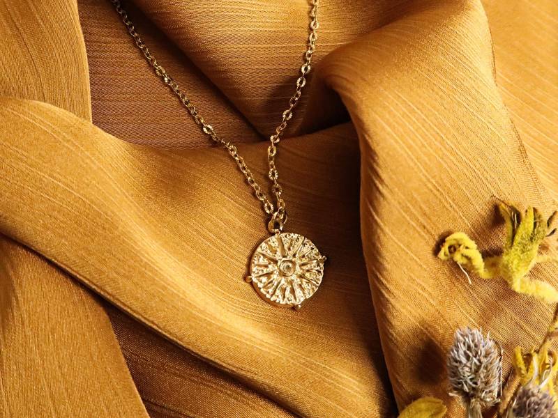 Citra - Goldene Edelstahl Halskette Mit Kompass Anhänger Im Antiken Stil | Zierliche Kette Prägung Rundes Medaillon Unisex Schmuck von BijouMinuMinu