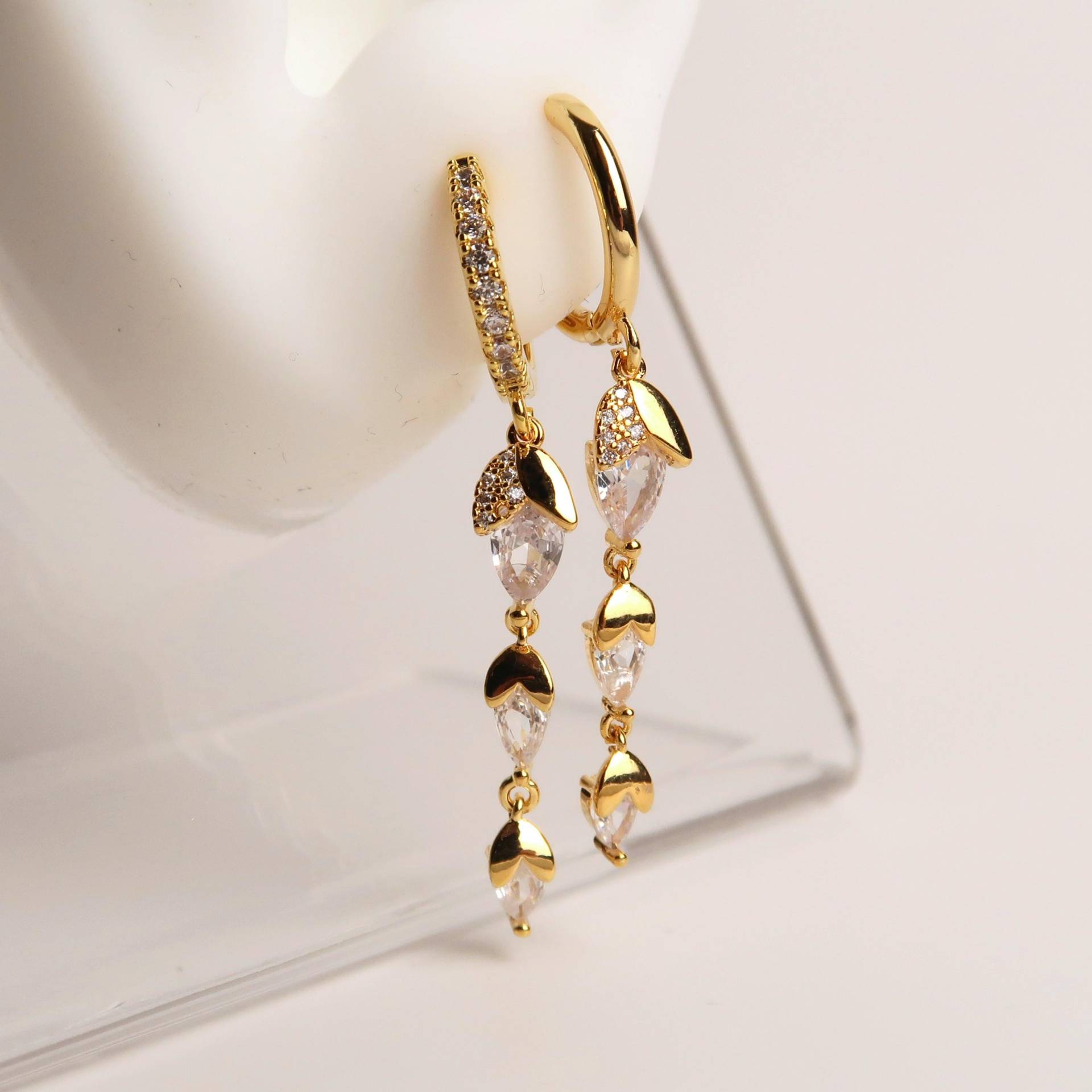 Hazel - Goldene Nuss Ohrringe | 18K Vergoldete Huggies Mit Zirkon Anhängern von BijouMinuMinu