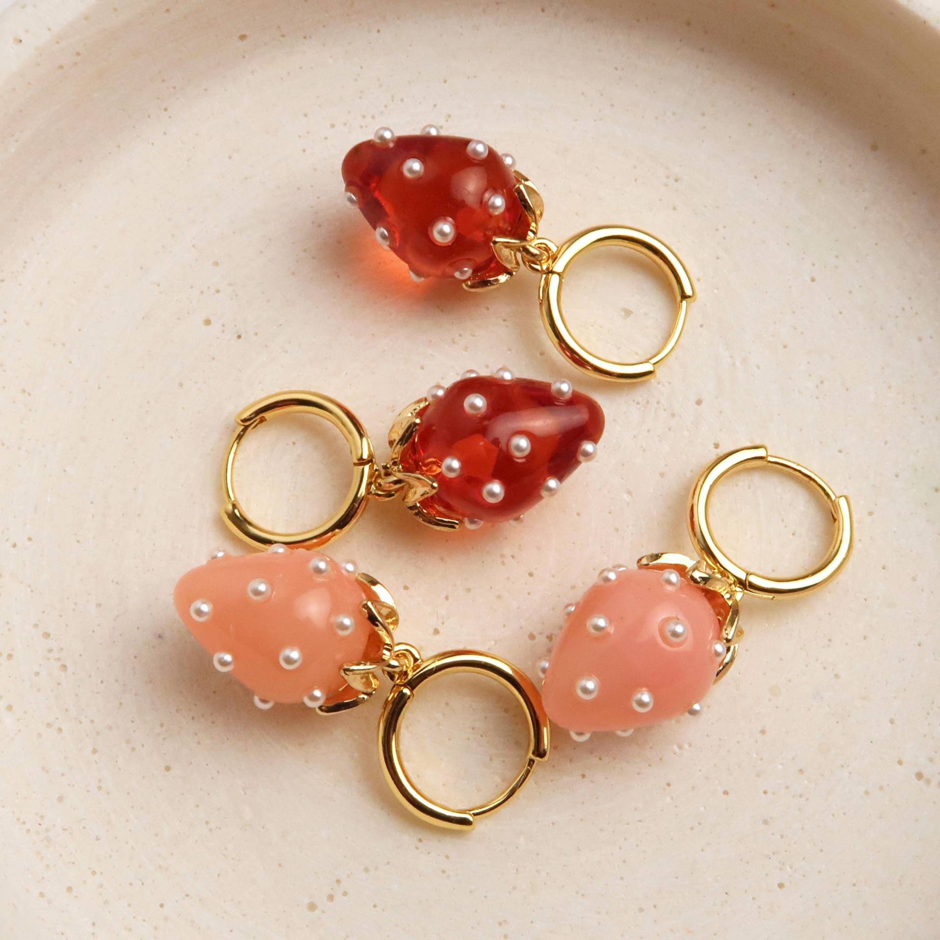 June - Erdbeer Ohrringe in Rot & Rosa | 18K Vergoldete Huggies Mit Anhänger Süßer Sommer Schmuck von BijouMinuMinu