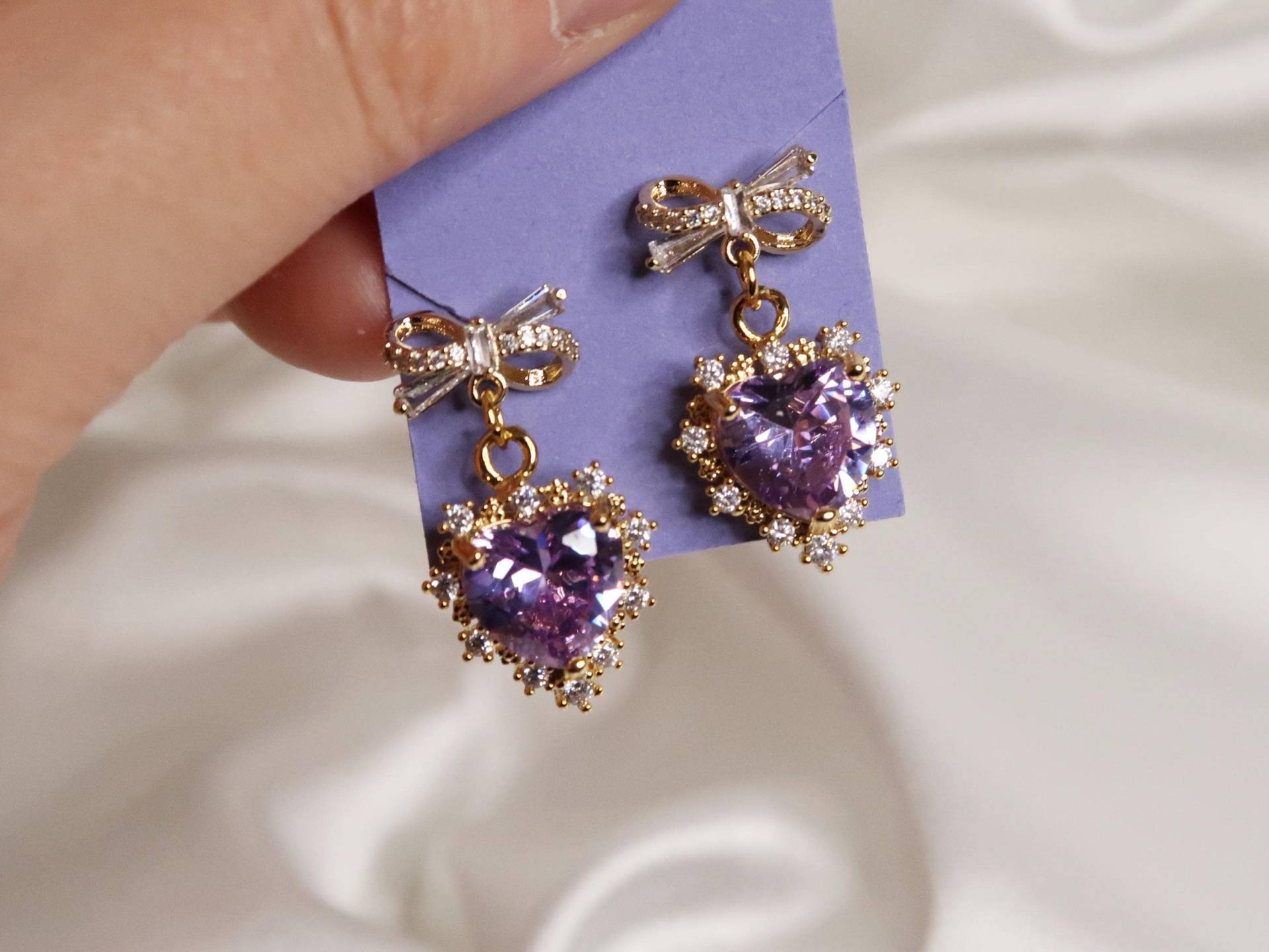 Lilie - Lila Prinzessin Ohrringe | 18K Vergoldet Zirkon Handgemacht Schleifen-Ohrstecker Herzanhänger Süß Und Elegant von BijouMinuMinu