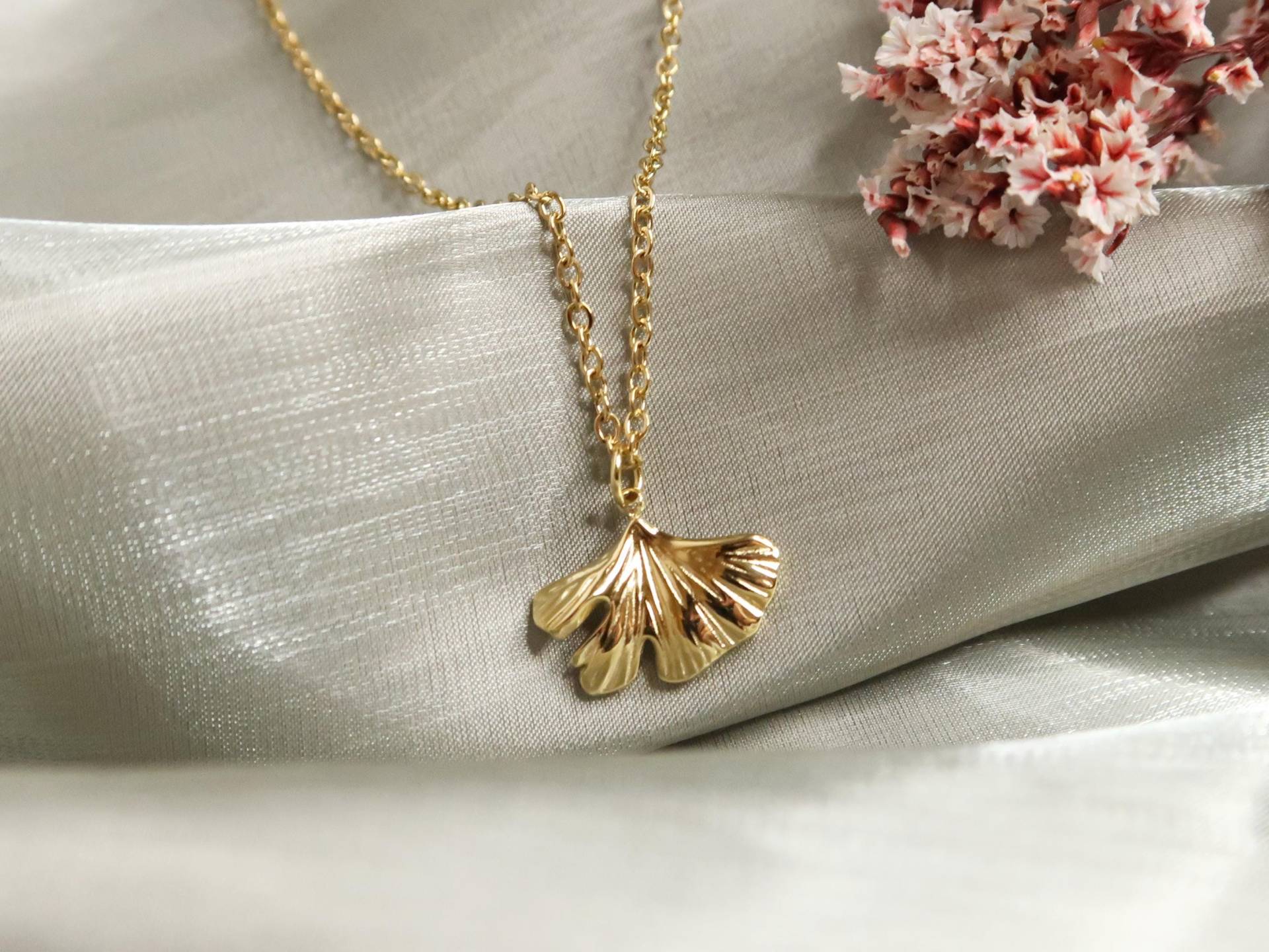 Sinjoh - Goldene Ginkgo Halskette | Hochwertiger Edelstahl Blatt Anhänger Dezente, Zeitlose, Handgemachte Alltagshalskette von BijouMinuMinu