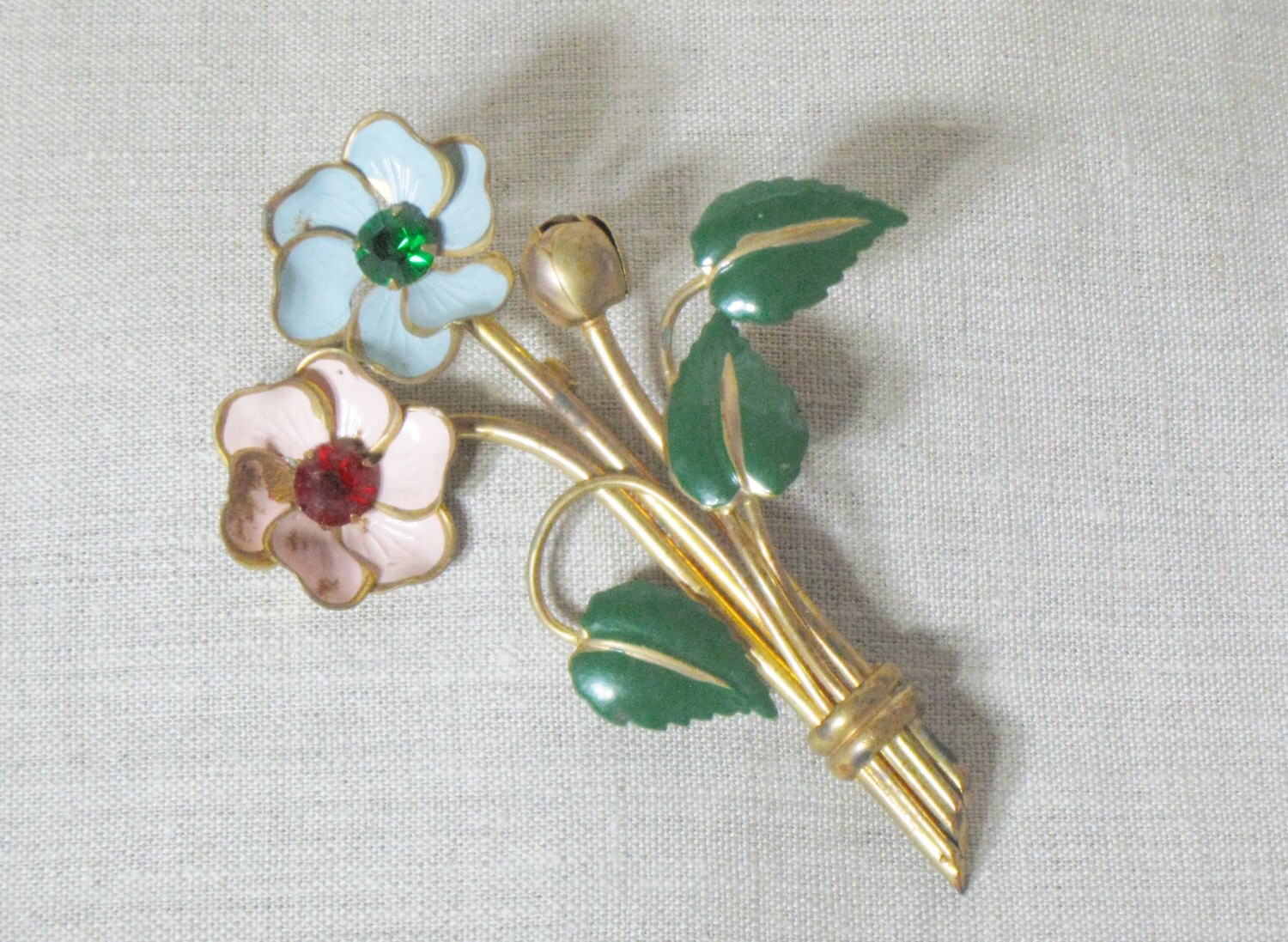 1940Er Florale Pin Brosche Goldton Pink Blau Strass von BijouVintageBazaar
