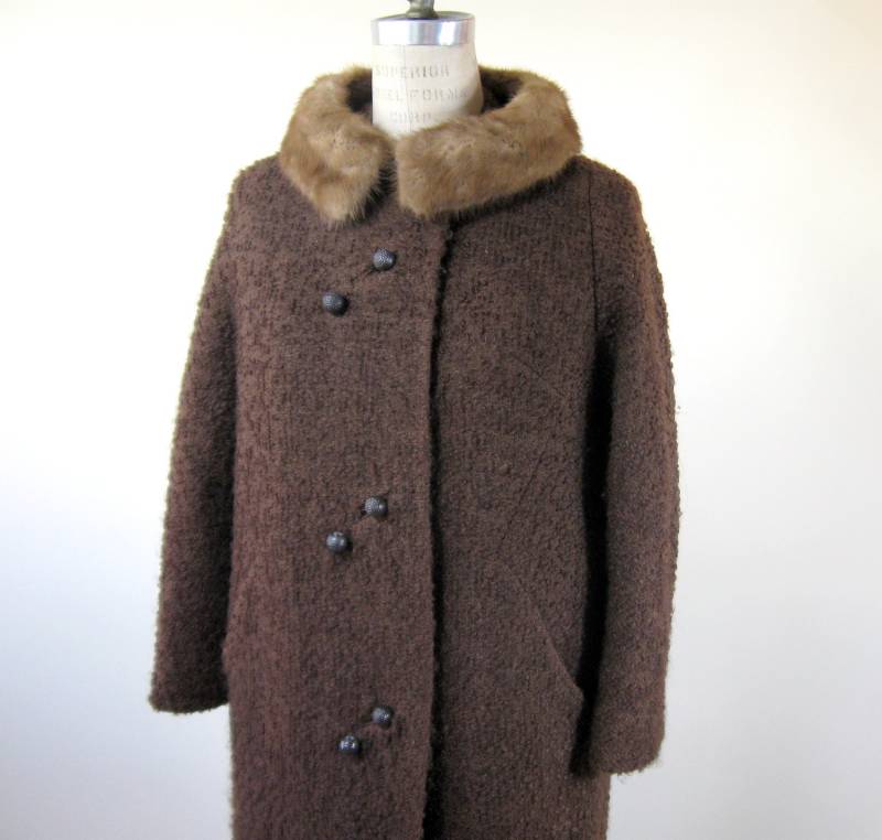 60Er Brauner Bouclé Mantel Nerz Fellkragen Damen Größe Medium Groß von BijouVintageBazaar