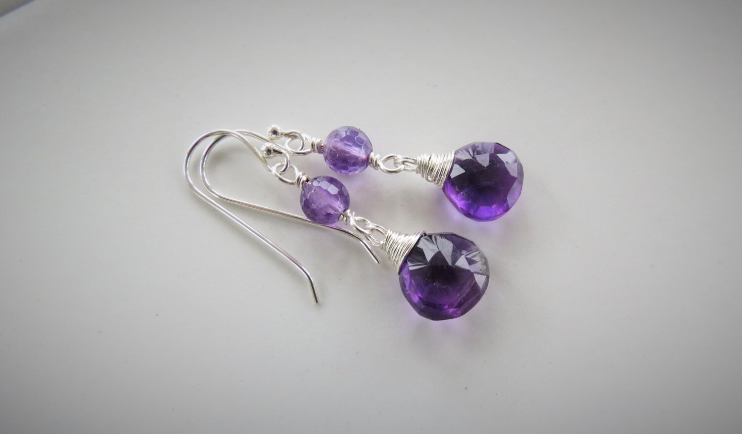 Amethyst, Lila Ohrringe. Lila, Natürliche Farbe, Sterlingsilber, 999 Feinsilber, Haken, Natürlicher Februarstein von Bijoubicou