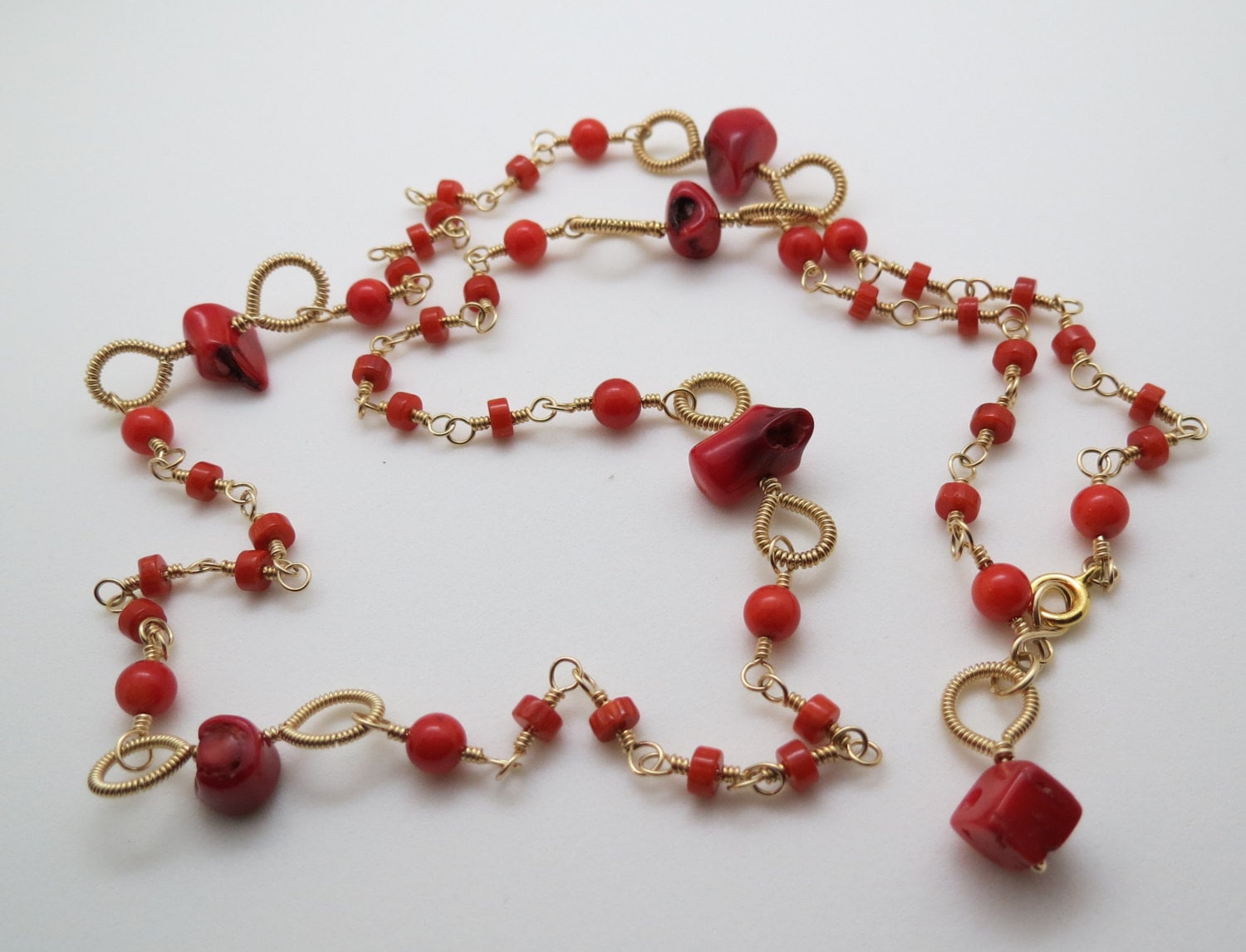Ausverkauf... Rote Korallenkette, 4 Perlensorten, "Handgewickelt" Mit 14K Gold Filled Draht, Korallenbriolette von Bijoubicou