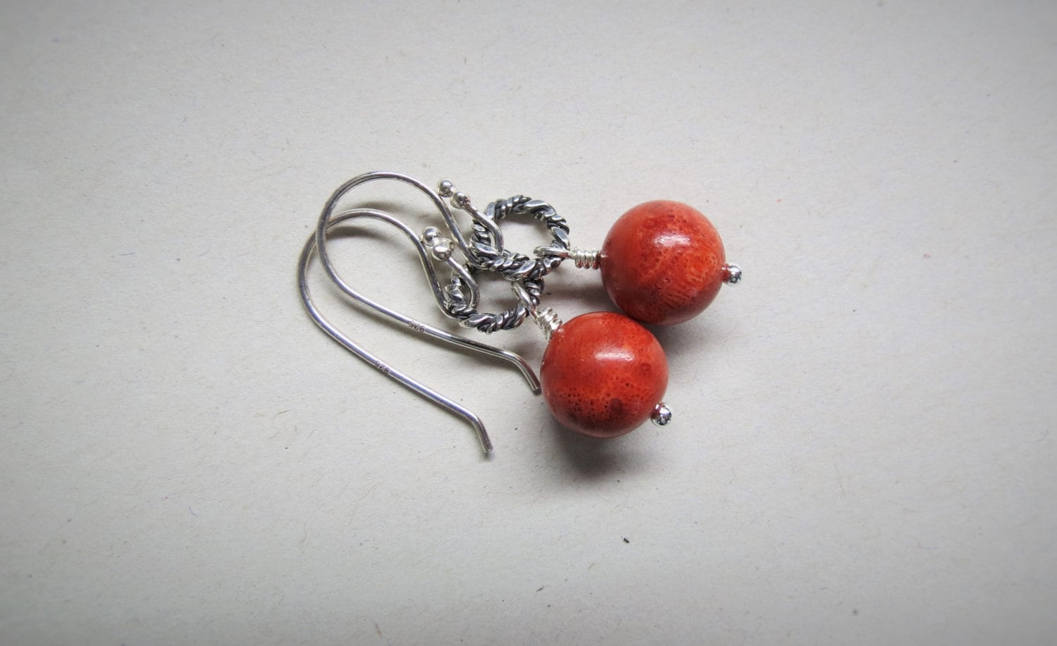 Ausverkauf... Rote Ohrringe, Natürliche Schwammkoralle, Oxidierte Sterlingsilber-Creolen, Kronleuchter, Silberhaken, Bali, Handverpackung Ausverkauf... Rote Ohrringe, Natürliche Schwammkoralle, Oxidierte Sterlingsilber-Creolen, Kronleuchter, Silberhaken, Bali, Handverpackung von Bijoubicou