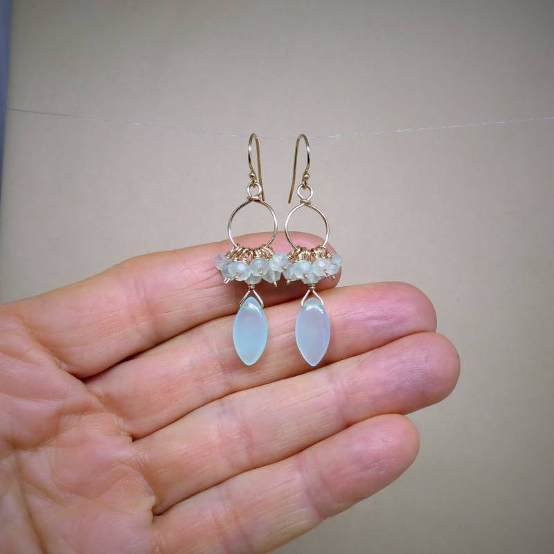 Blaue Aqua-Calketin, Candlestick-Ohrringe, Transluzent, Gold 14K Filled, Naturstein, Handwrapping Blaue Aqua-Calketin, Candlestick-Ohrringe, Transluzent, Gold 14K Filled, Naturstein, Handwrapping von Bijoubicou