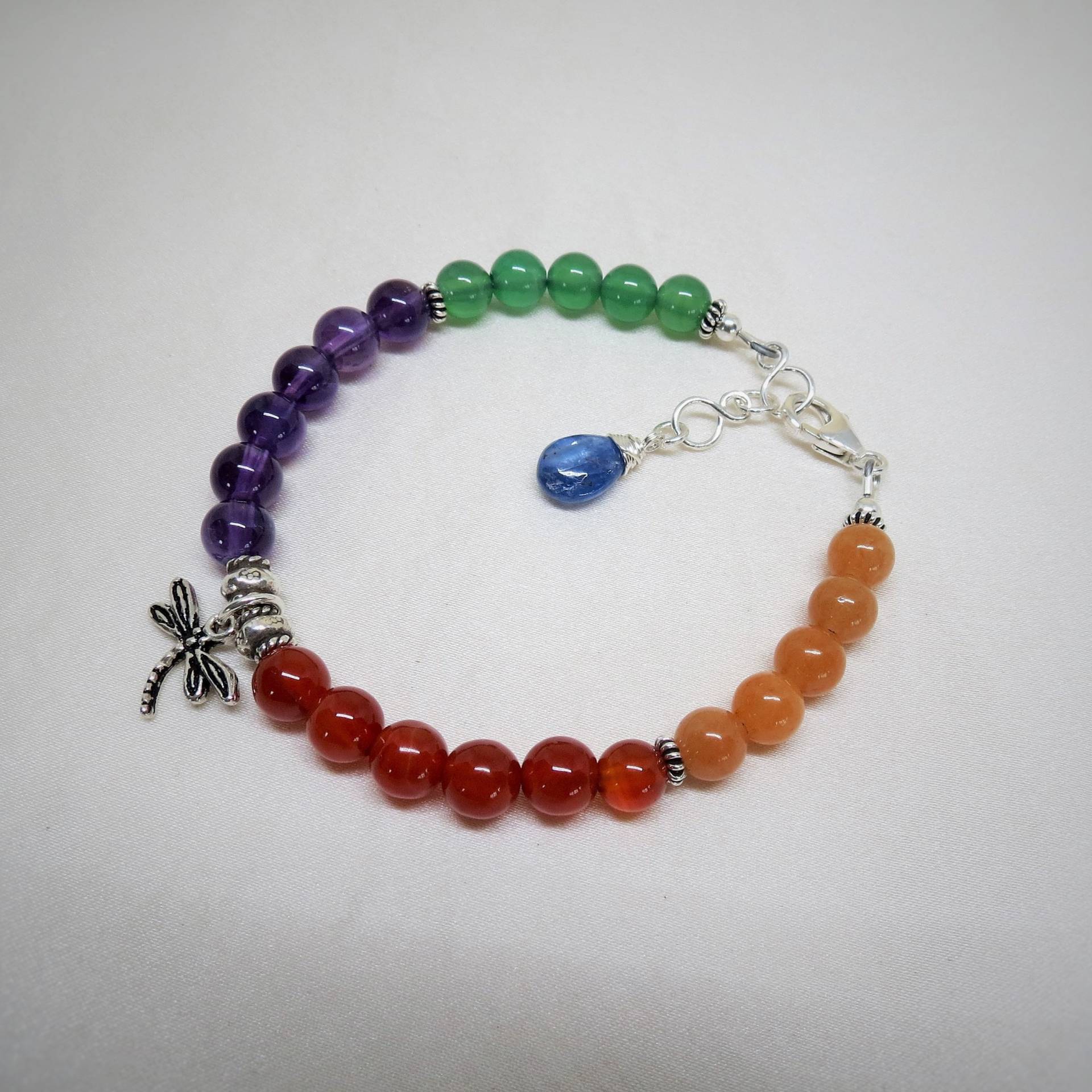 Buntes Armband, Grünes Onyx, Amethyst, Koralin, Aventurin, Cyanit, Sterling Silber, Libelle, Feines Karen Hill Tribe Silver von Bijoubicou