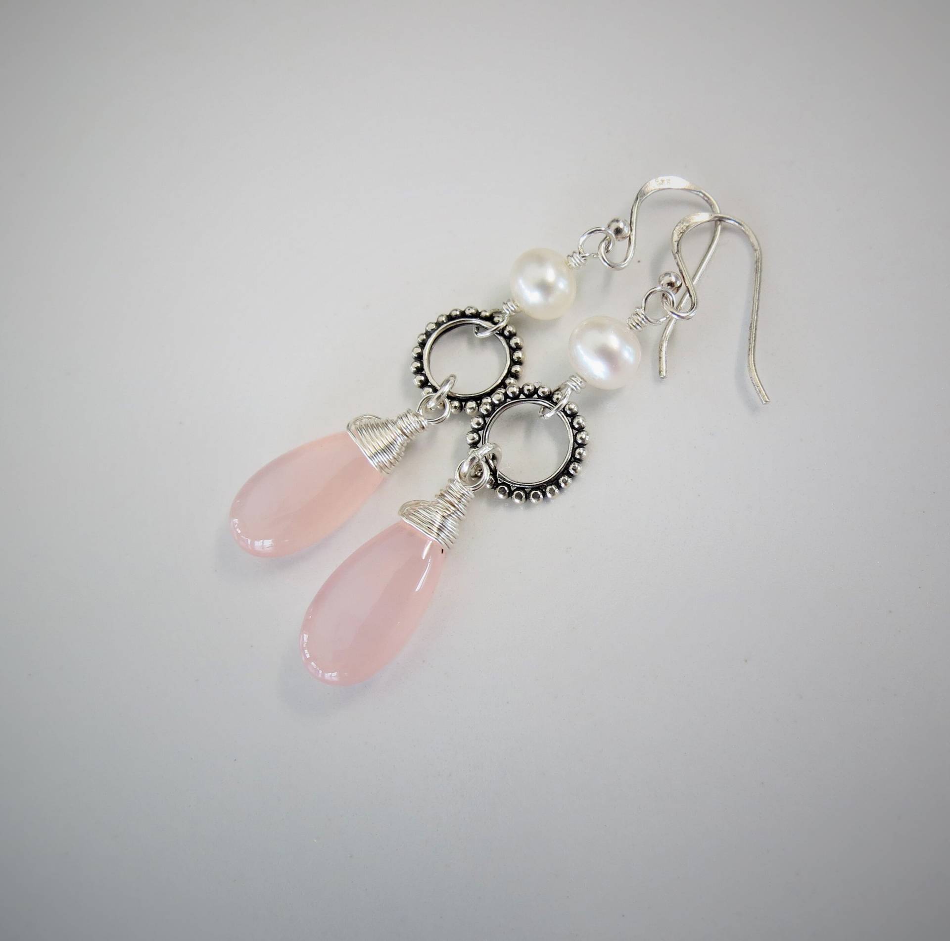 Durchscheinende Rosa Kalcéfine, Süßwasserperlen, Ohrringe, Oxidierte Sterling Silber Ringe, Bali, Haken, Naturstein von Bijoubicou