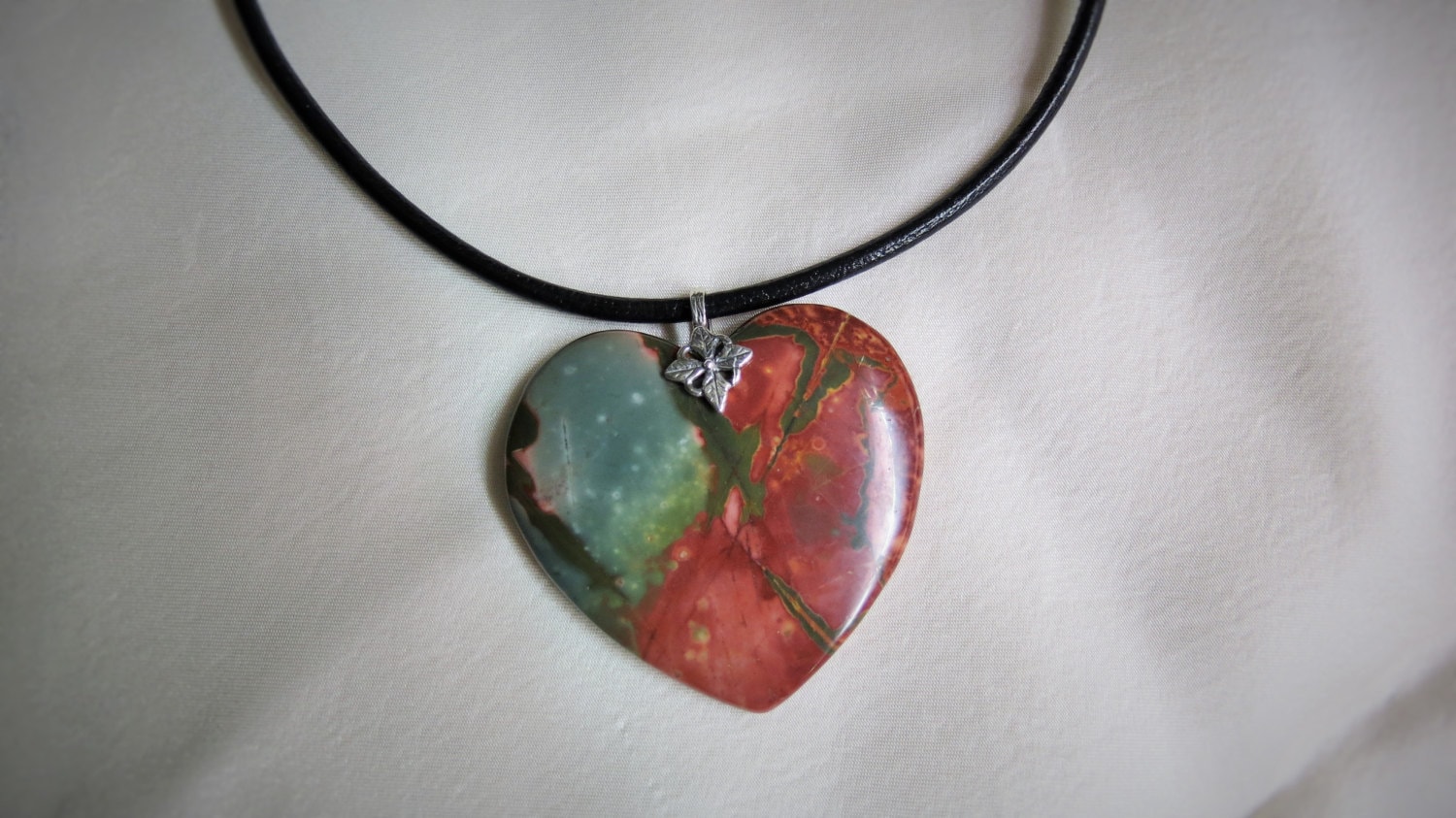 Herz, Picasso-Jaspis, Anhänger, Naturstein, Schwarzes Lederband, 925 Sterling Silber, 970 Feinsilber, Handwicklung von Bijoubicou