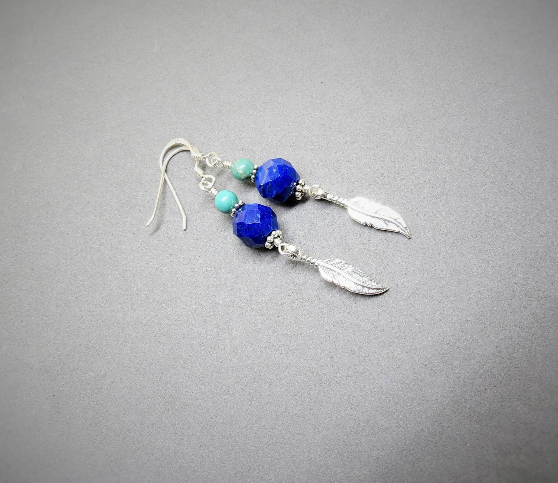 Lapis Lazuli, Türkis, Ohrringe, Türkisblau, Feder, Blatt, Haken Sterling Silber, Naturstein von Bijoubicou