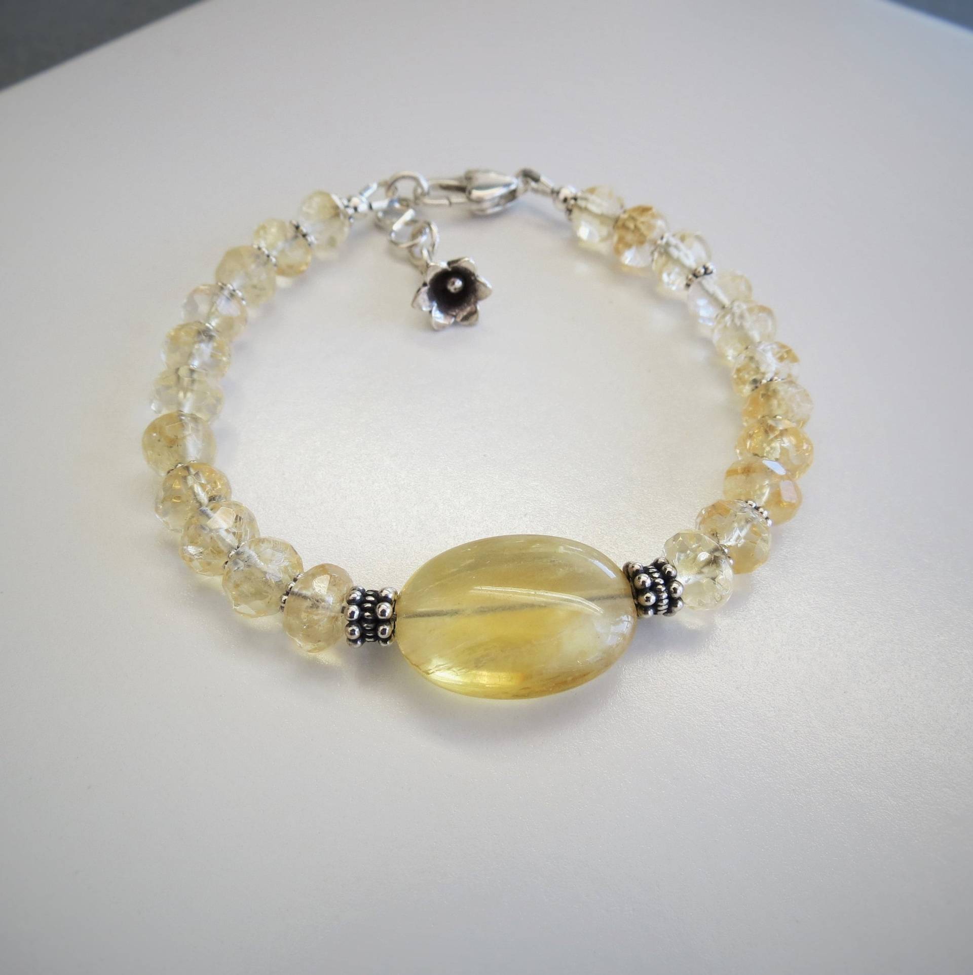 Natürlicher Durchscheinender Citrin, Gelbes Armband, Sterlingsilber, 97 % Feinsilber, Hill Tribe Silber, Blume, Herz, Naturstein, November von Bijoubicou