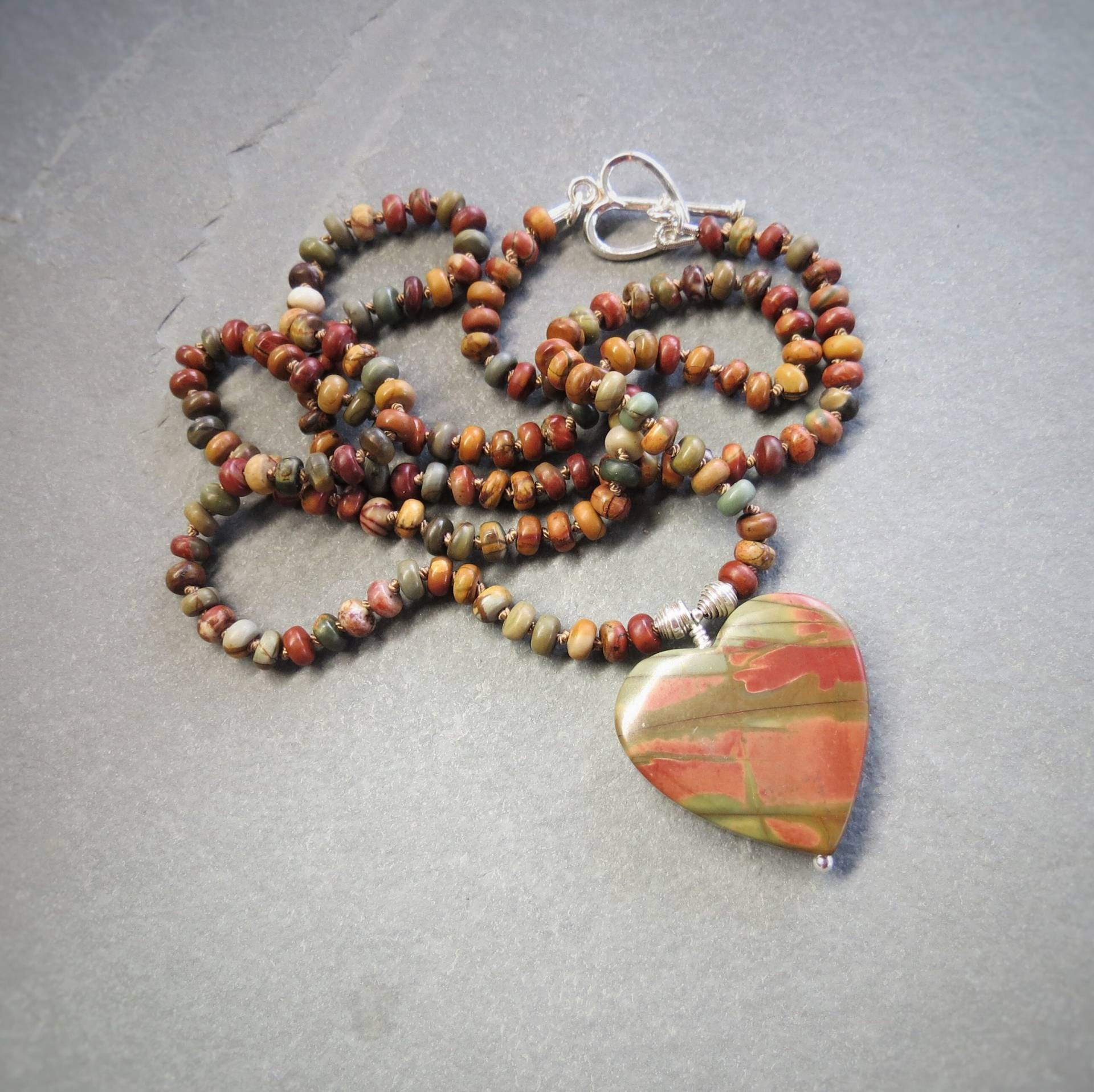 Picasso-Jaspis, Herz, Handgeknüpfte Halskette, Braune Griffin-Seide, Sterlingsilber, Bali, Knebelverschluss, Schützender Naturstein von Bijoubicou