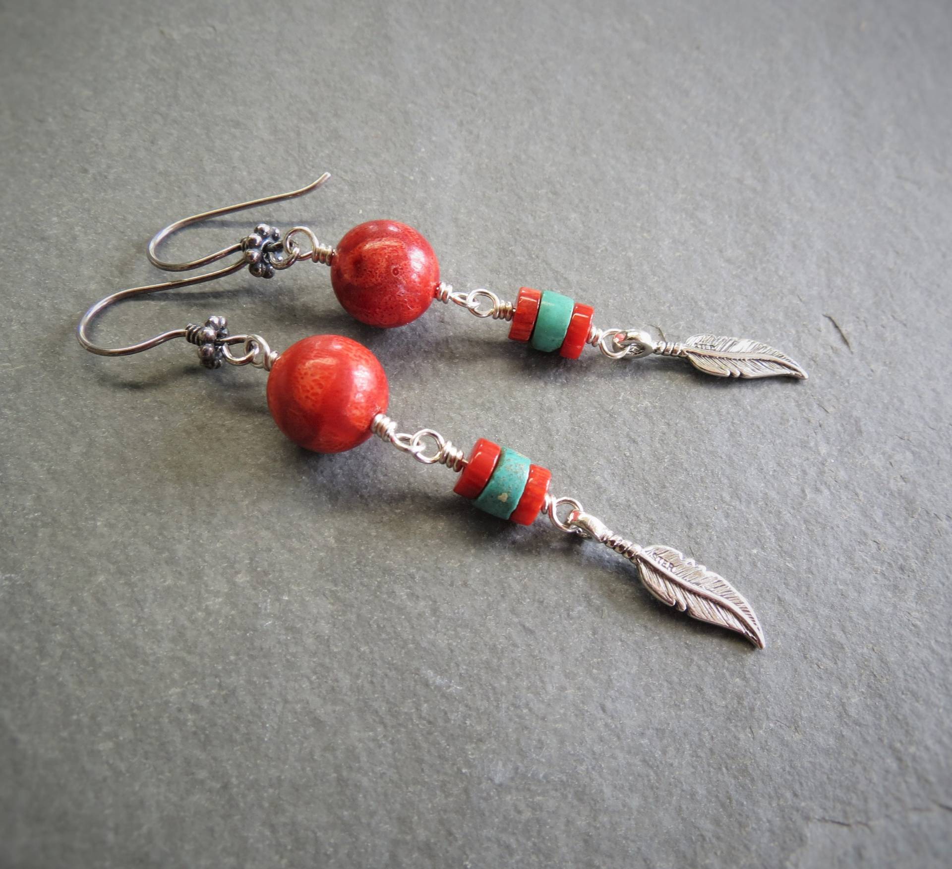 Roter Schwamm Koralle, Türkis, Langohrringe, Sterling Silber, Feder, Blatt, Haken Haken, Bali, Natursteine von Bijoubicou