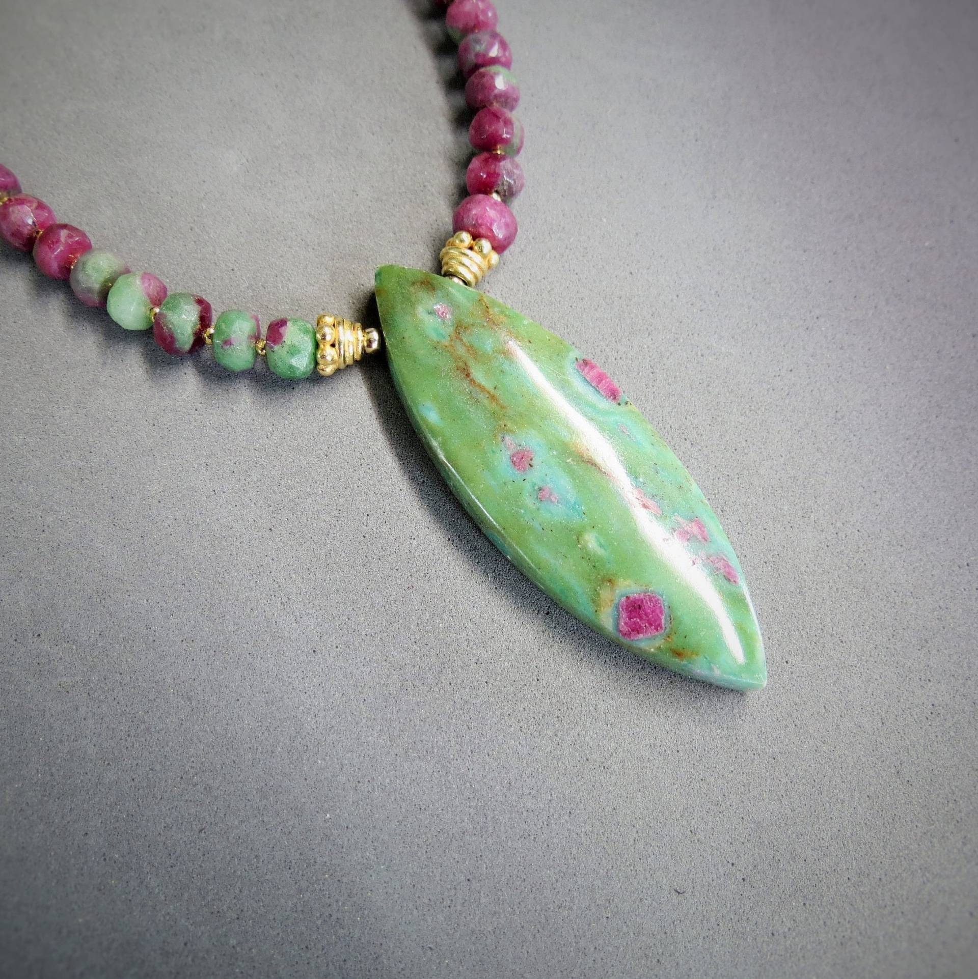 Rubis Fuchsite, Zoisite, Rot Und Grün Halskette, Anhänger, 14K Gold Filled, Herz, Bali Vermeil, Hill Tribe Silver, Naturstein von Bijoubicou