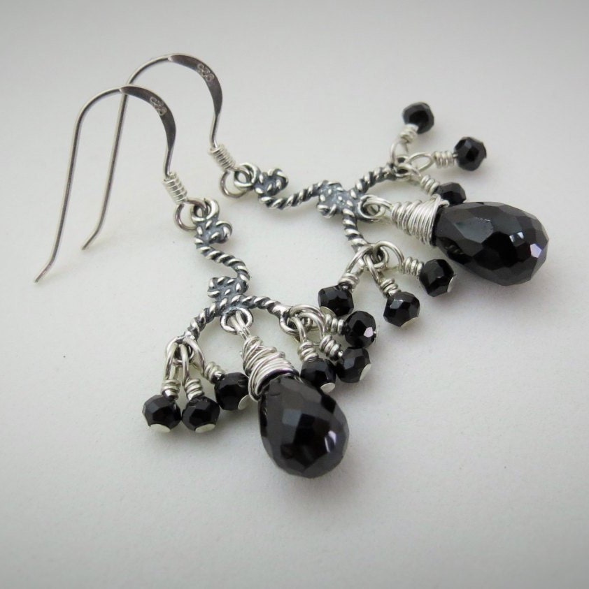 Sale... Schwarzer Spinell, Zarte Kronleuchter-Ohrringe, Sterlingsilber, Handverpackung Mit 999 Feinsilber, Naturstein Sale... Schwarzer Spinell, Zarte Kronleuchter-Ohrringe, Sterlingsilber, Handverpackung Mit 999 Feinsilber, Naturstein von Bijoubicou