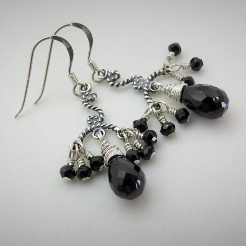 Sale... Schwarzer Spinell, Zarte Kronleuchter-Ohrringe, Sterlingsilber, Handverpackung Mit 999 Feinsilber, Naturstein Sale... Schwarzer Spinell, Zarte Kronleuchter-Ohrringe, Sterlingsilber, Handverpackung Mit 999 Feinsilber, Naturstein von Bijoubicou