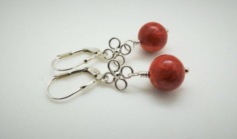 Verkauf ... Roter Frotteekorn, Ohrringe, Sterling Silber, Blumenleuchter, Haken Leverback, Handwrapping von Bijoubicou