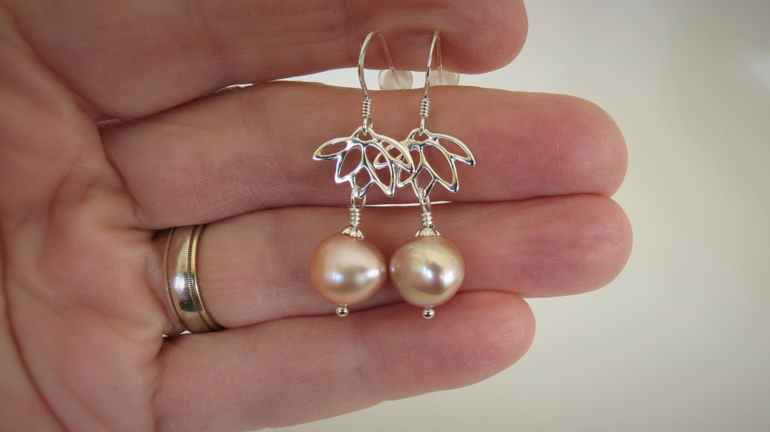 Verkauf... Barocke Perlen Aaa, Natürliche Rosa Farbe, Leuchter, Blumen Von Lotus, Silberne Ohrringe Sterling, Handwrapping von Bijoubicou