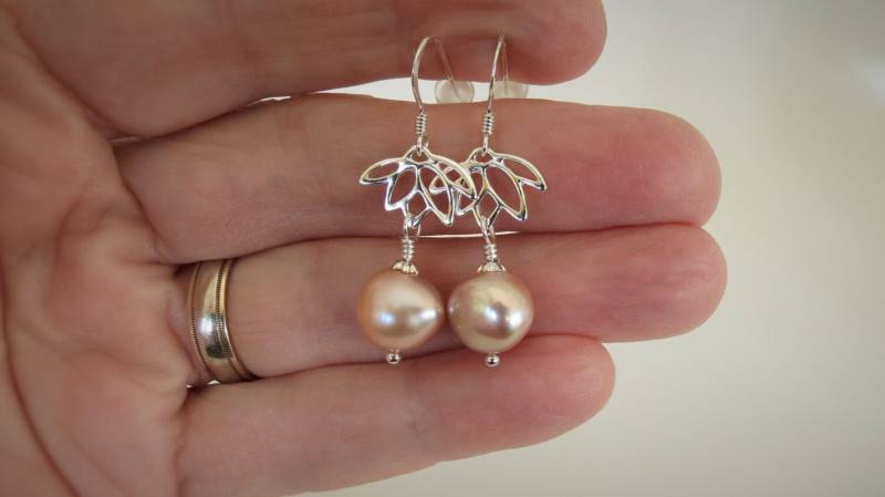 Verkauf... Barocke Perlen Aaa, Natürliche Rosa Farbe, Leuchter, Blumen Von Lotus, Silberne Ohrringe Sterling, Handwrapping von Bijoubicou