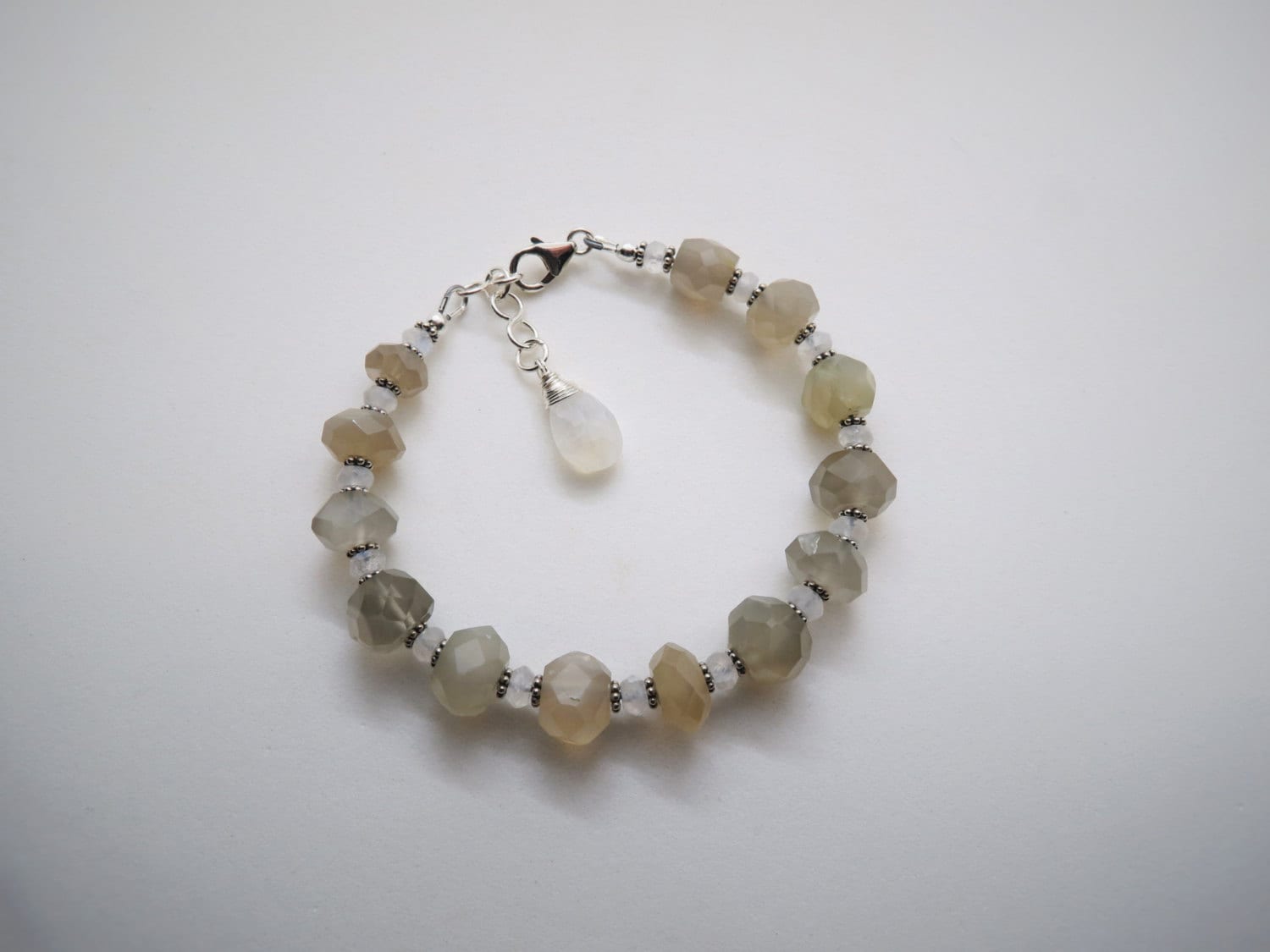 stein Der Graue Mond, Armband, Semi-Transparente, Regenbogen, Breite Facettierte Ringe, Silber, Bali von Bijoubicou